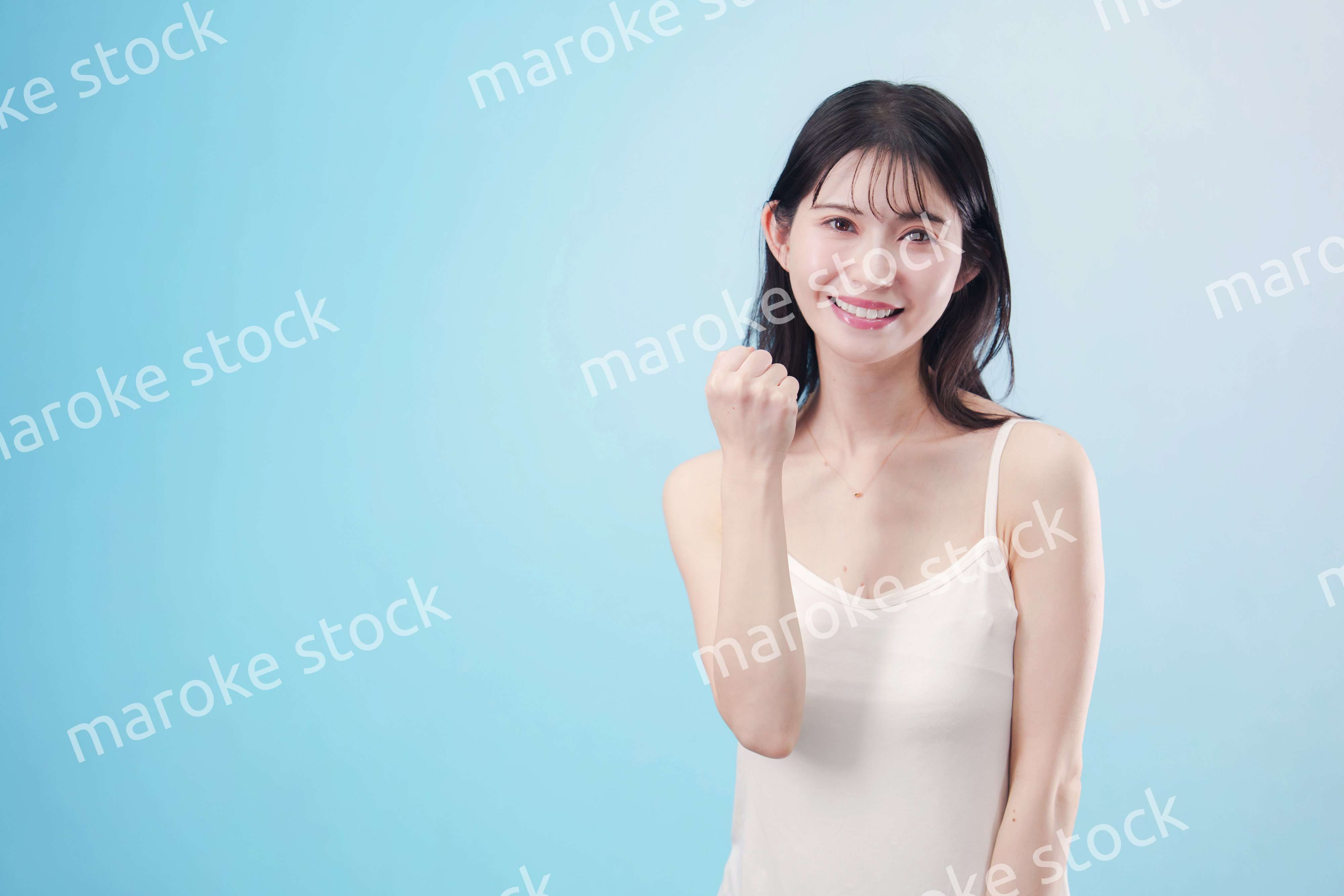 若い女性のビューティーイメージ（水色背景）