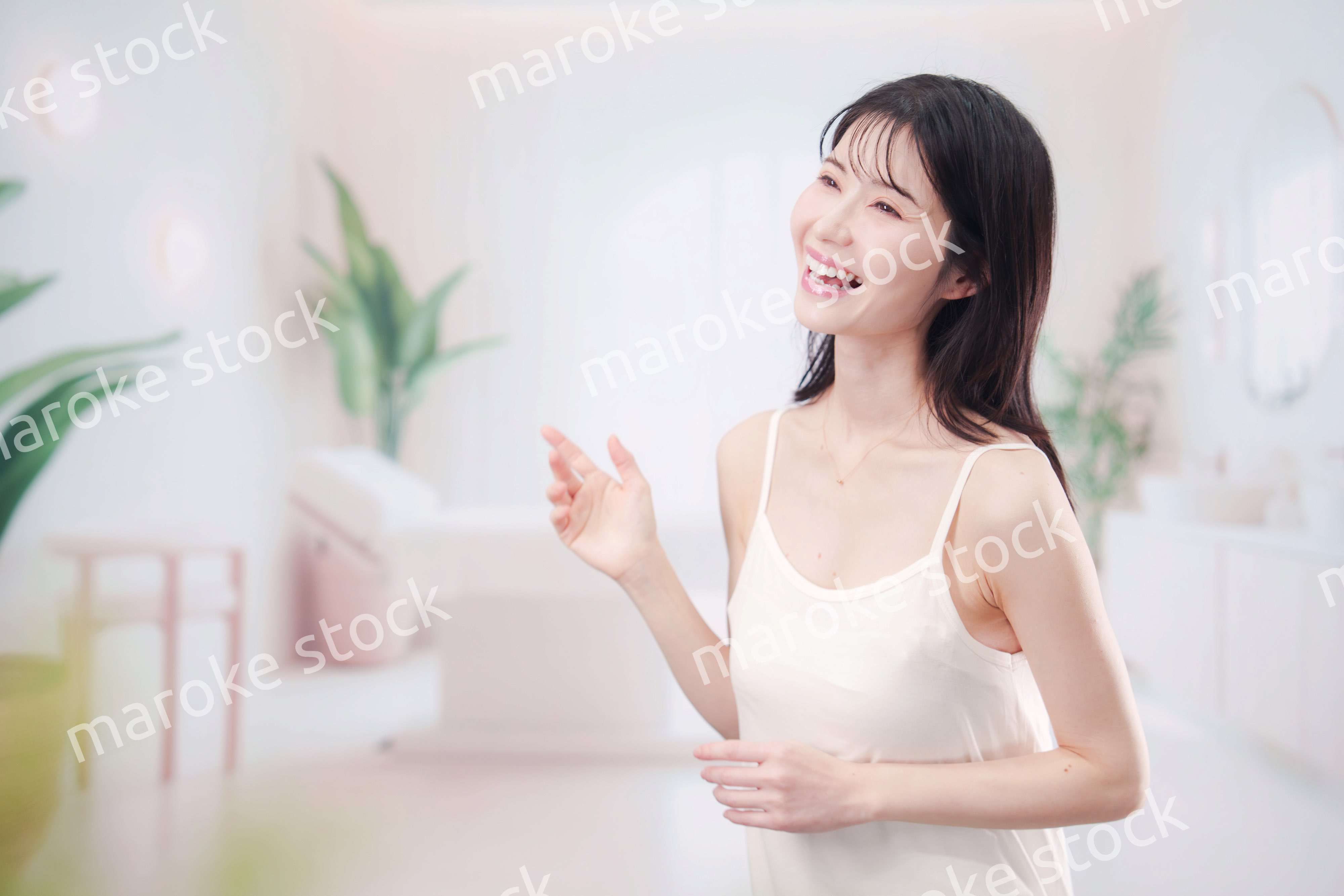 サロンで生き生きと笑顔の若い女性