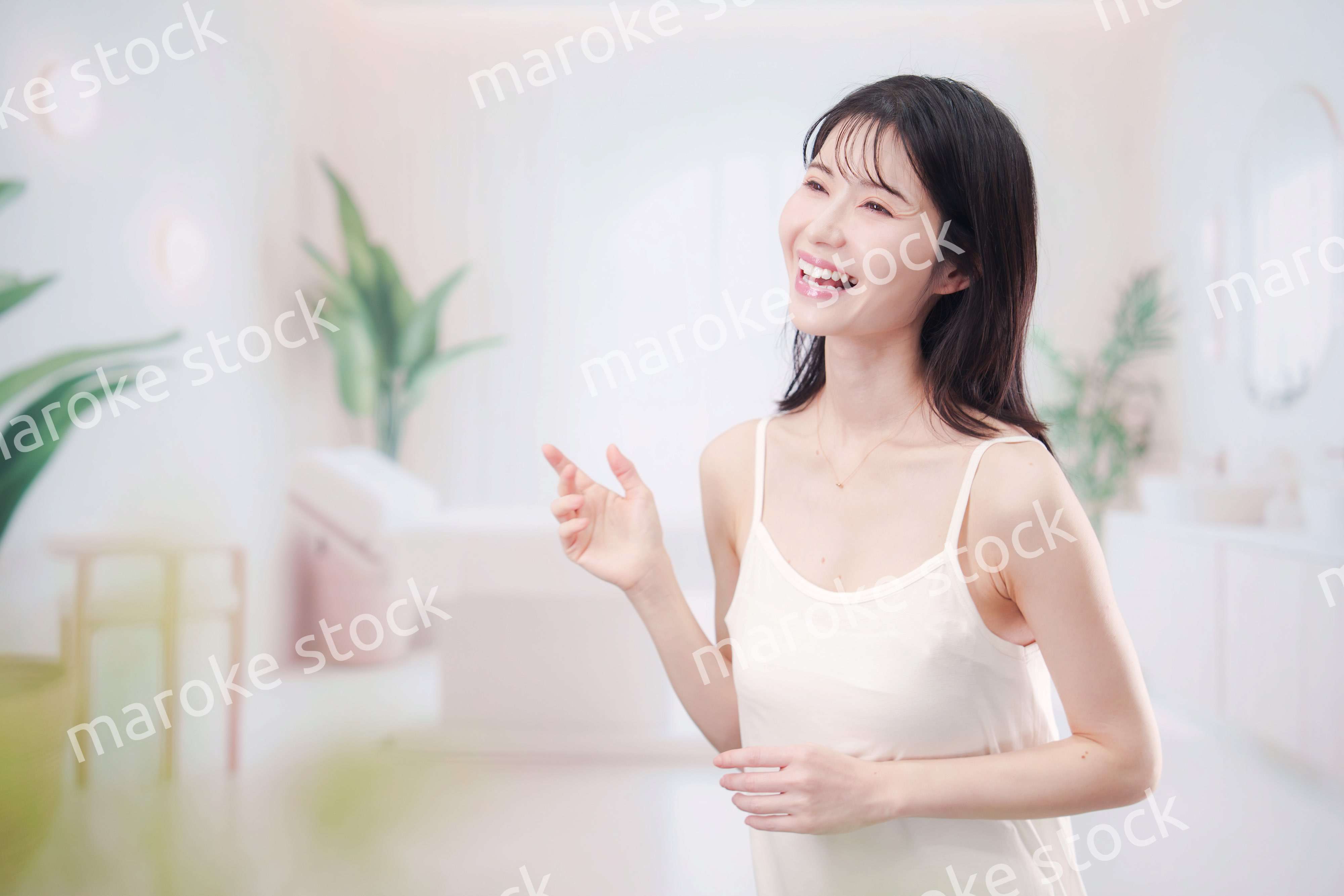 サロンで生き生きと笑顔の若い女性