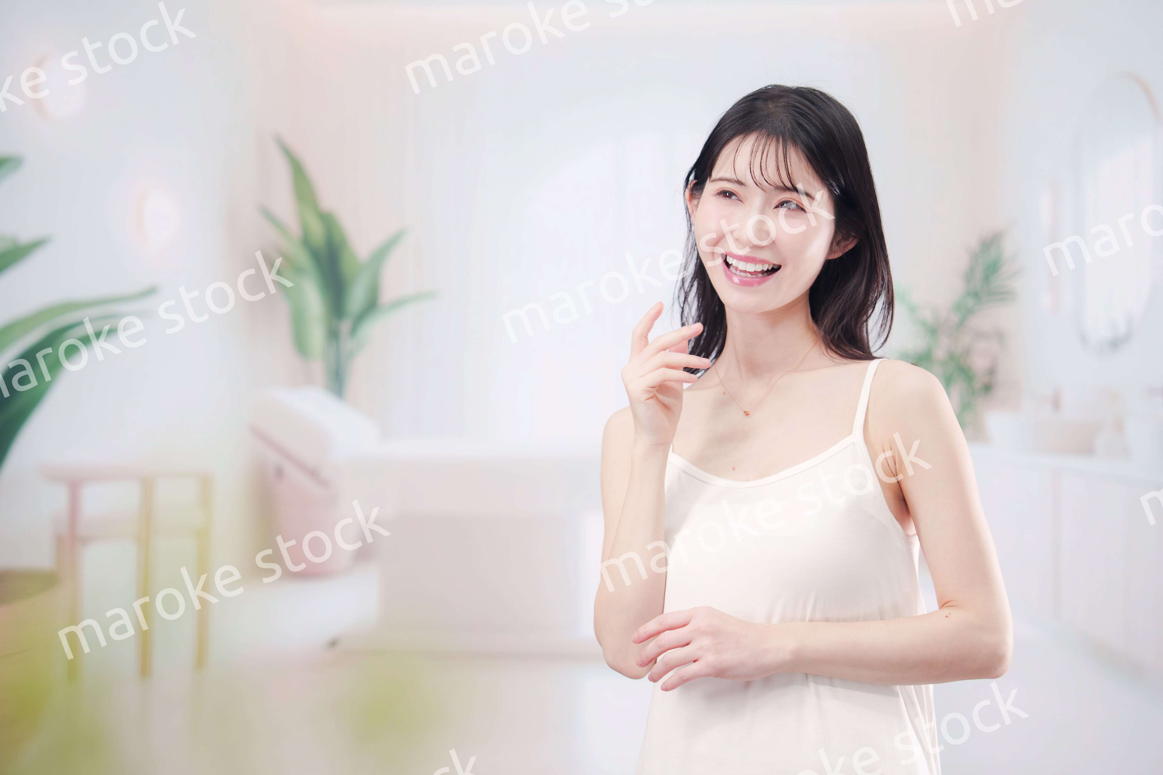 サロンで生き生きと笑顔の若い女性