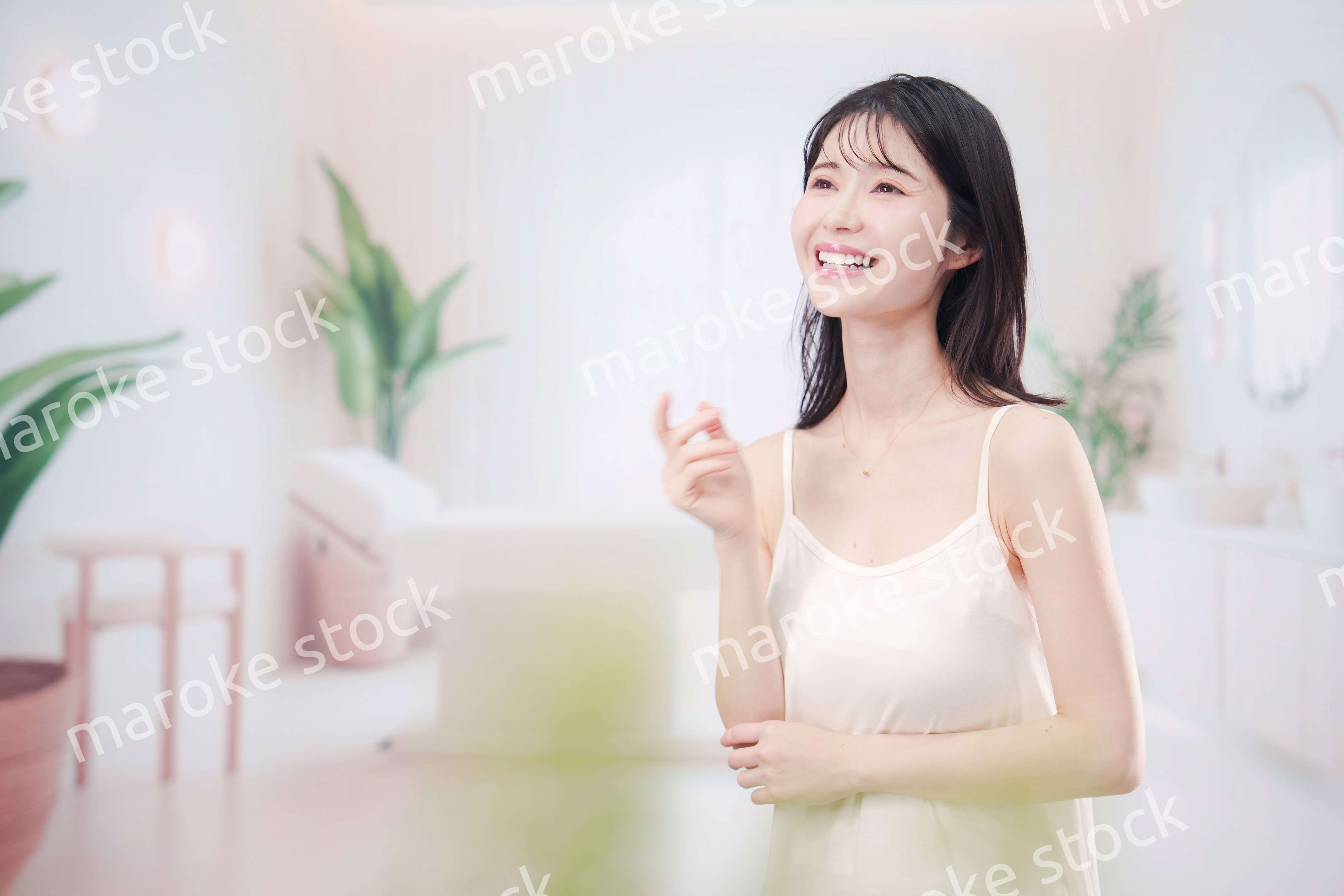 サロンで生き生きと笑顔の若い女性