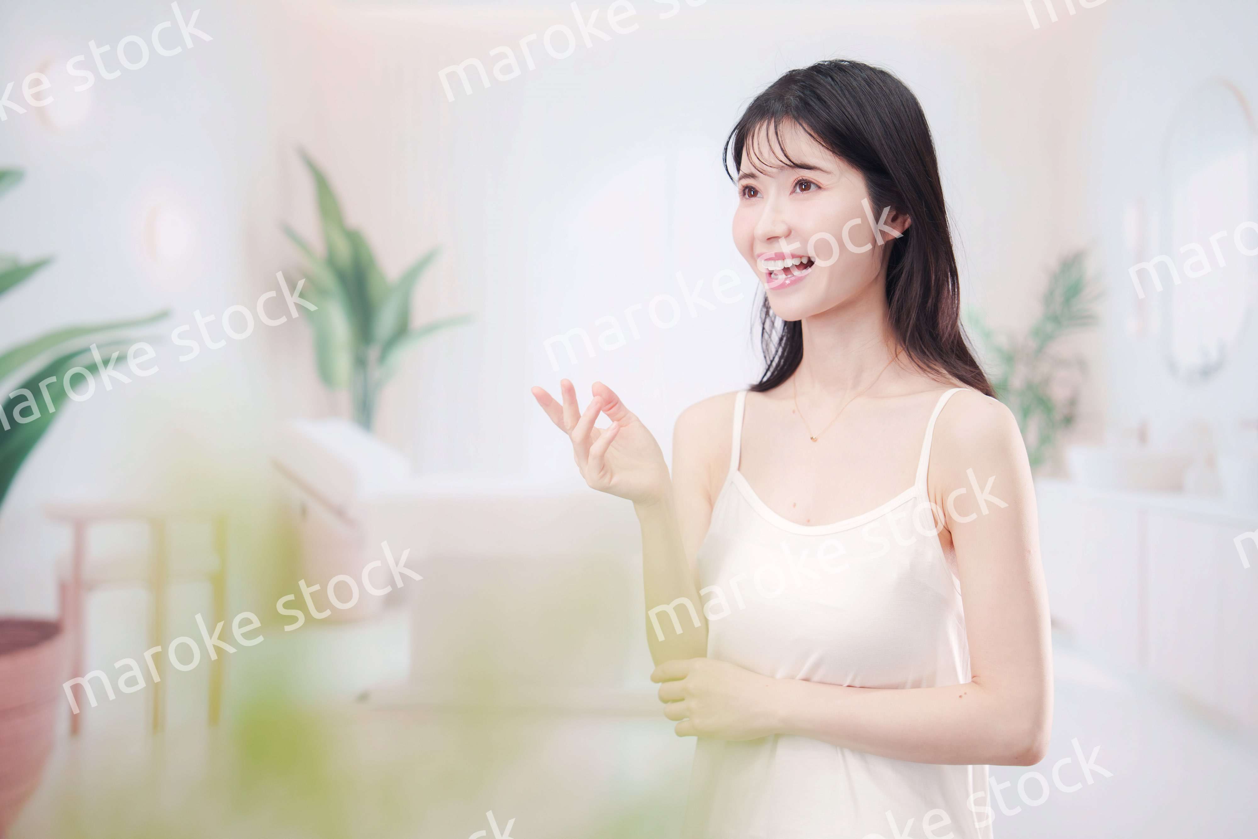 サロンで生き生きと笑顔の若い女性