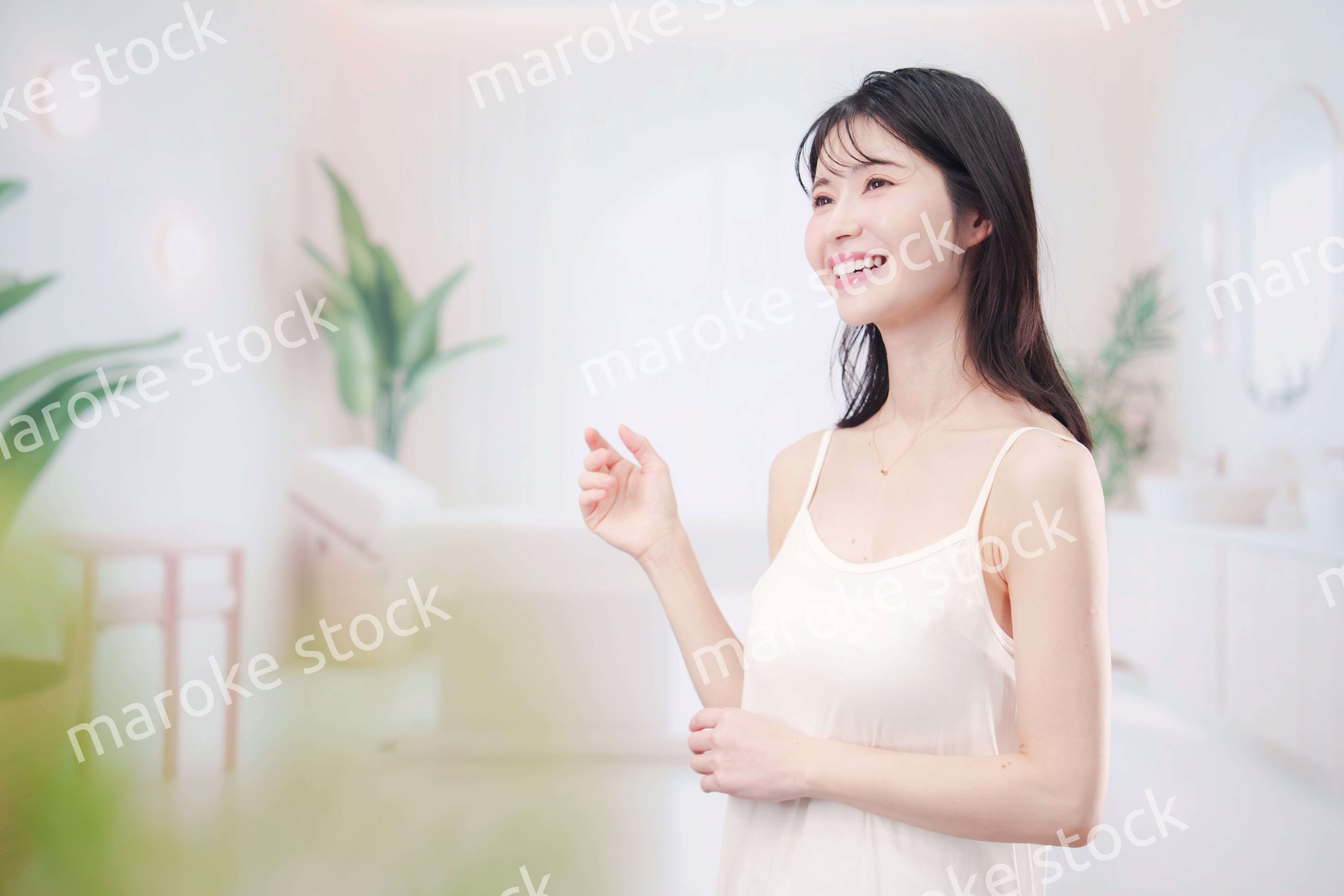 サロンで生き生きと笑顔の若い女性