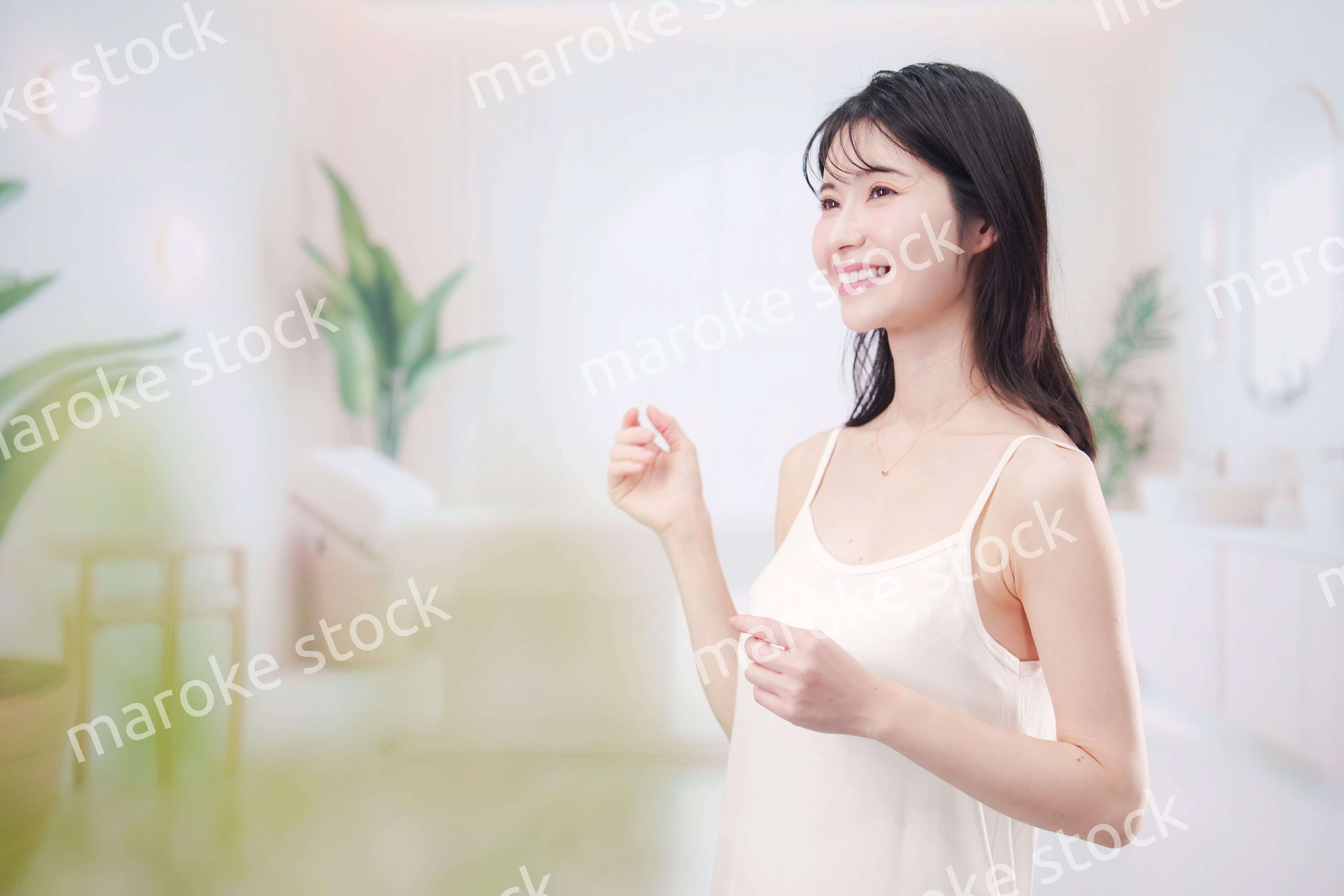 サロンで生き生きと笑顔の若い女性