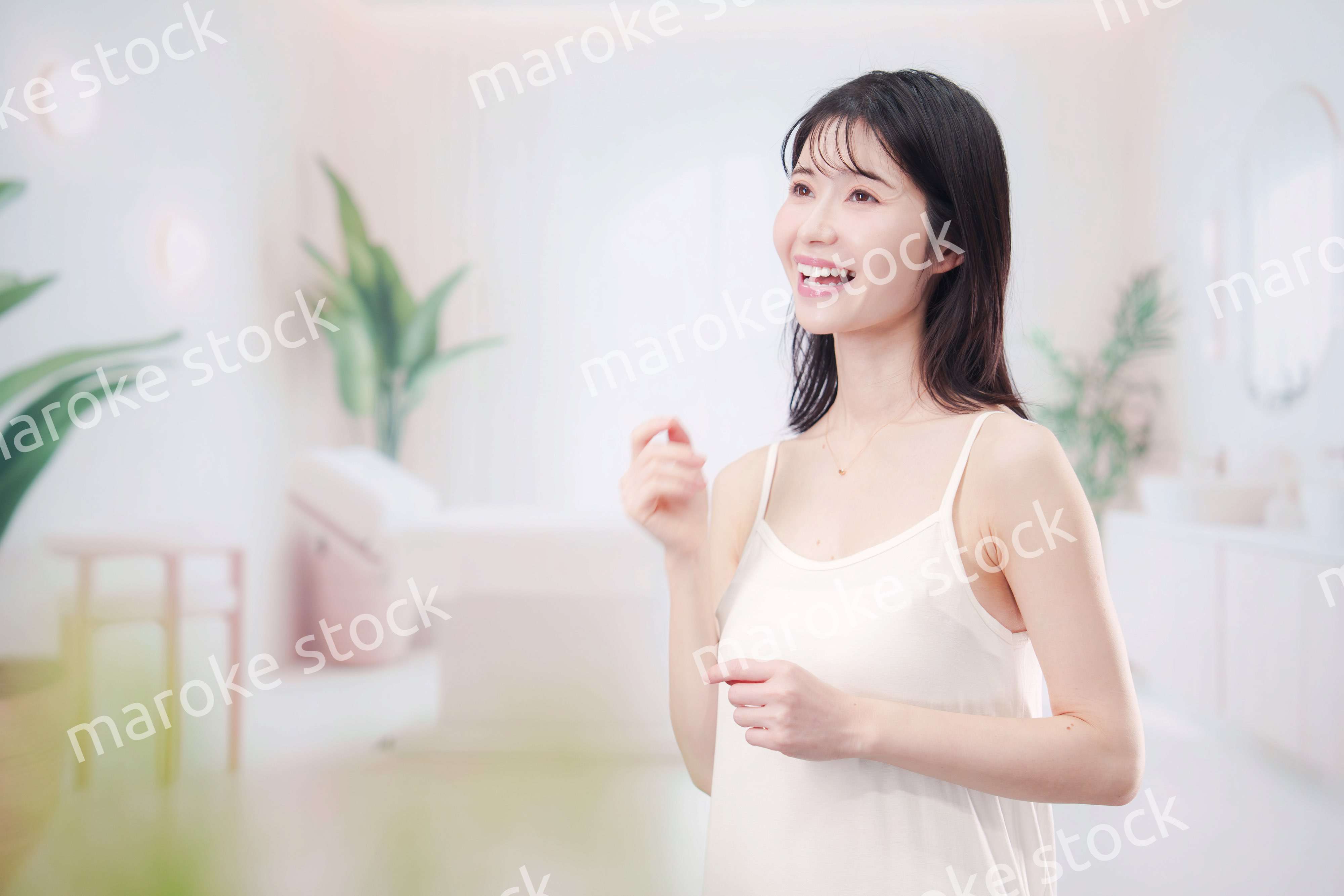 サロンで生き生きと笑顔の若い女性