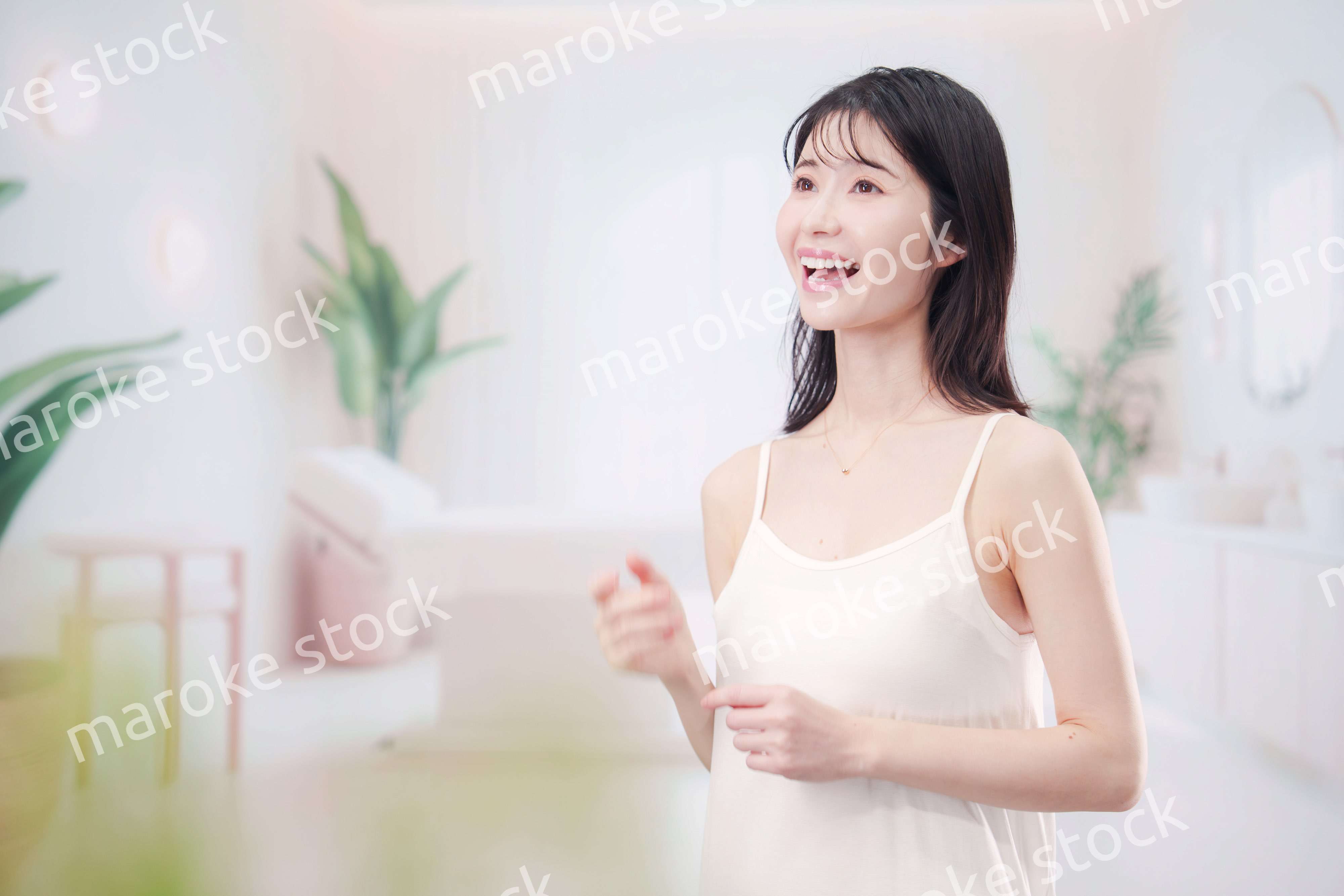 サロンで生き生きと笑顔の若い女性