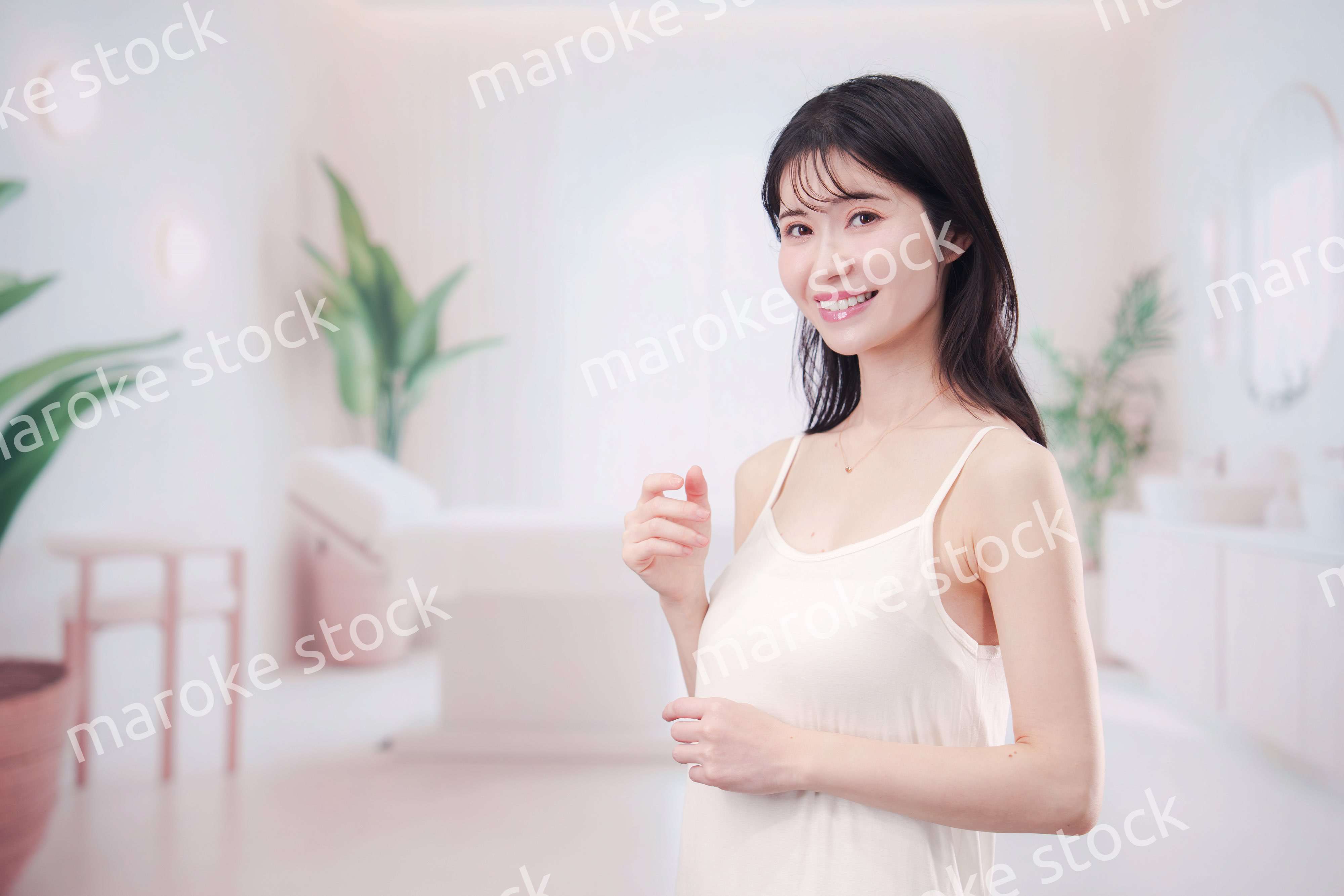 ビューティーサロンで自分磨きをする女性