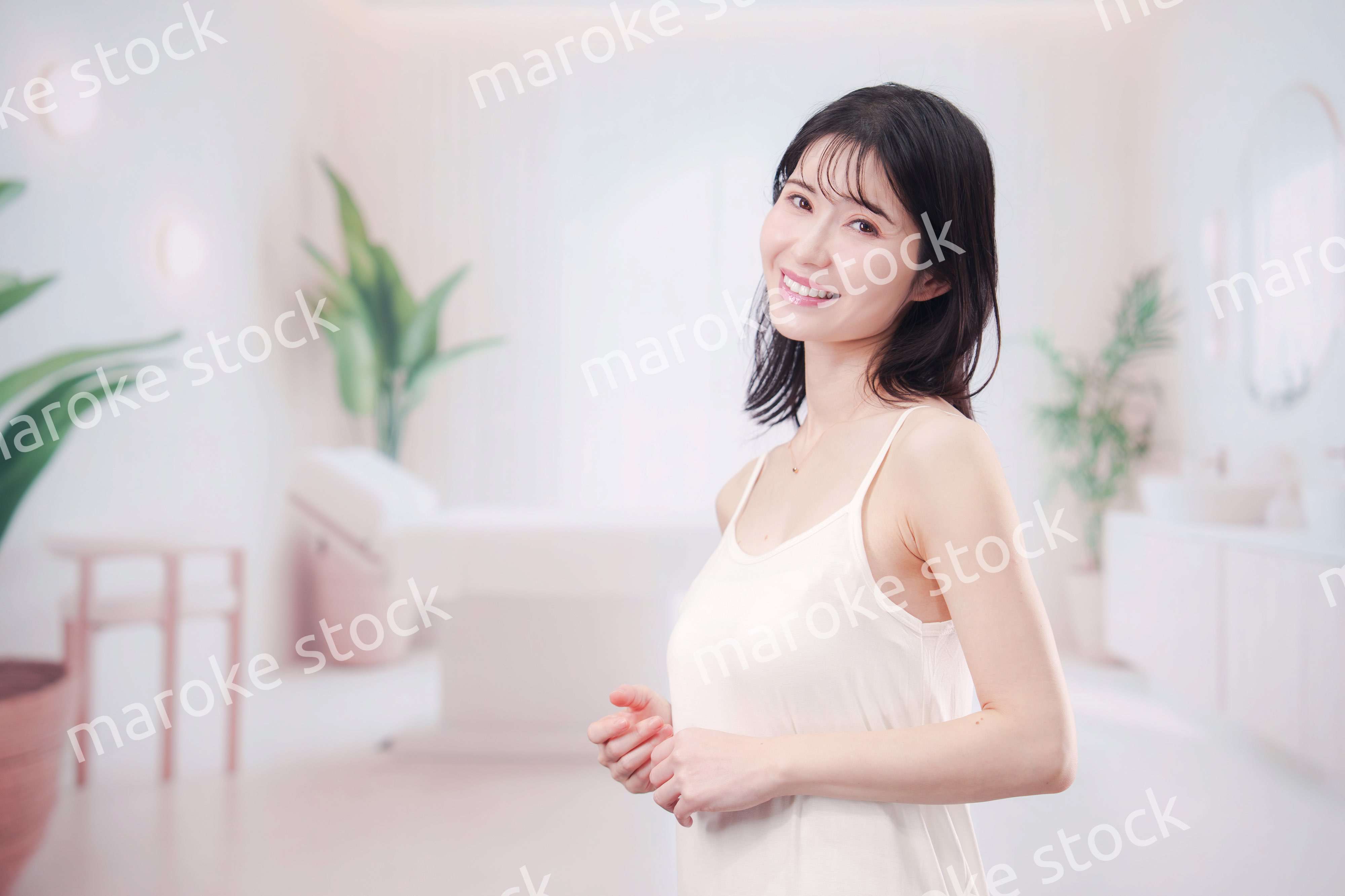 ビューティーサロンで自分磨きをする女性