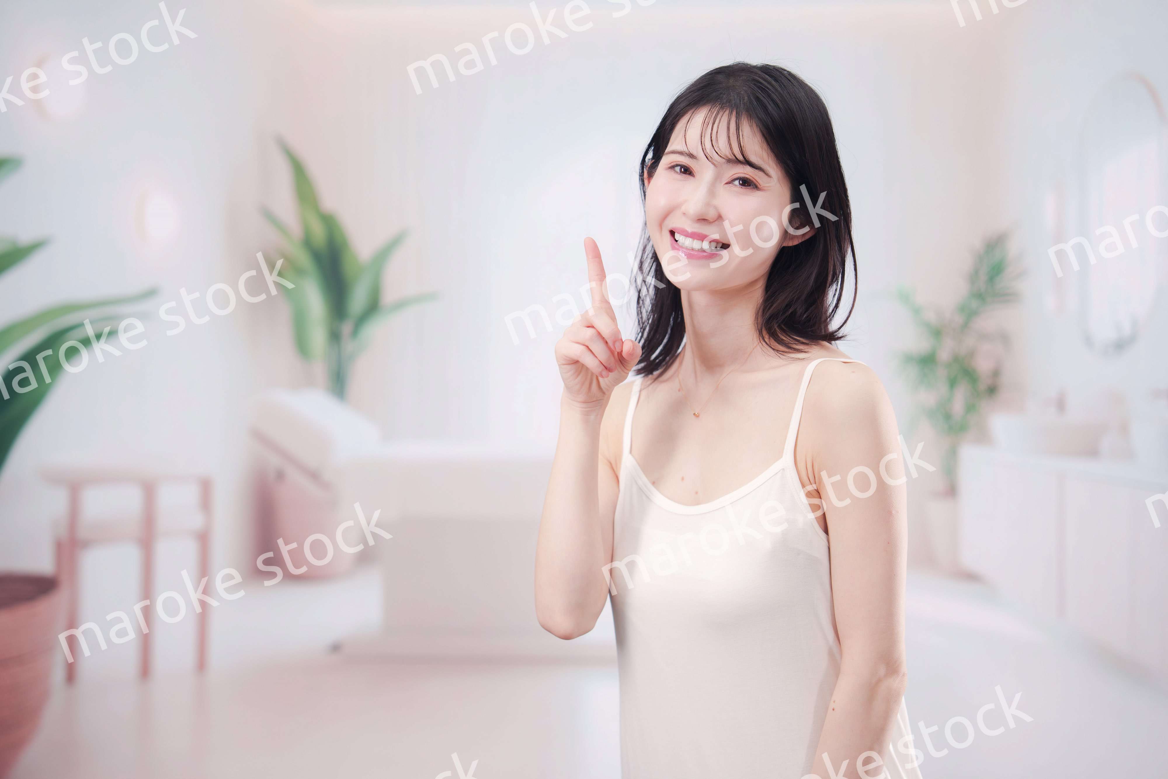 ビューティーサロンで自分磨きをする女性