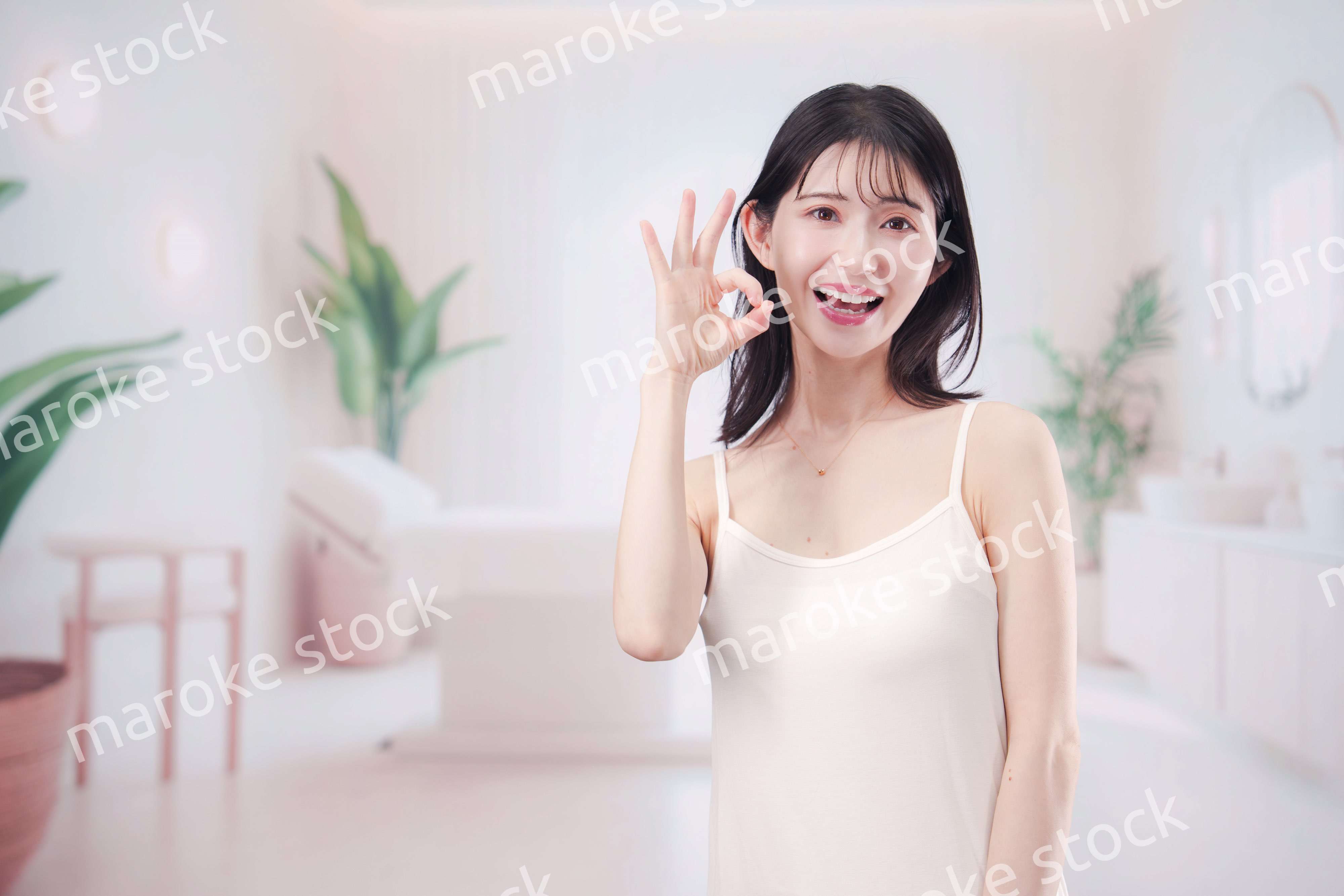 ビューティーサロンで自分磨きをする女性