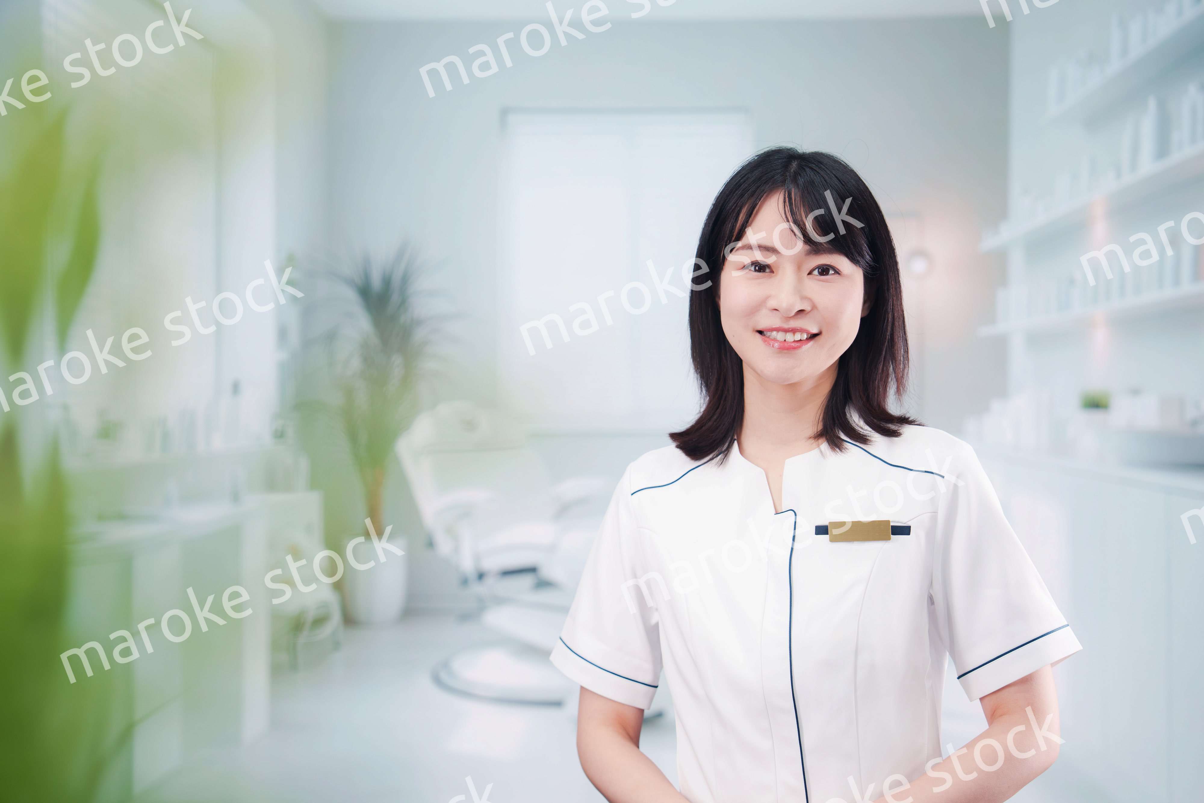 歯医者で働く歯科助手の若い女性