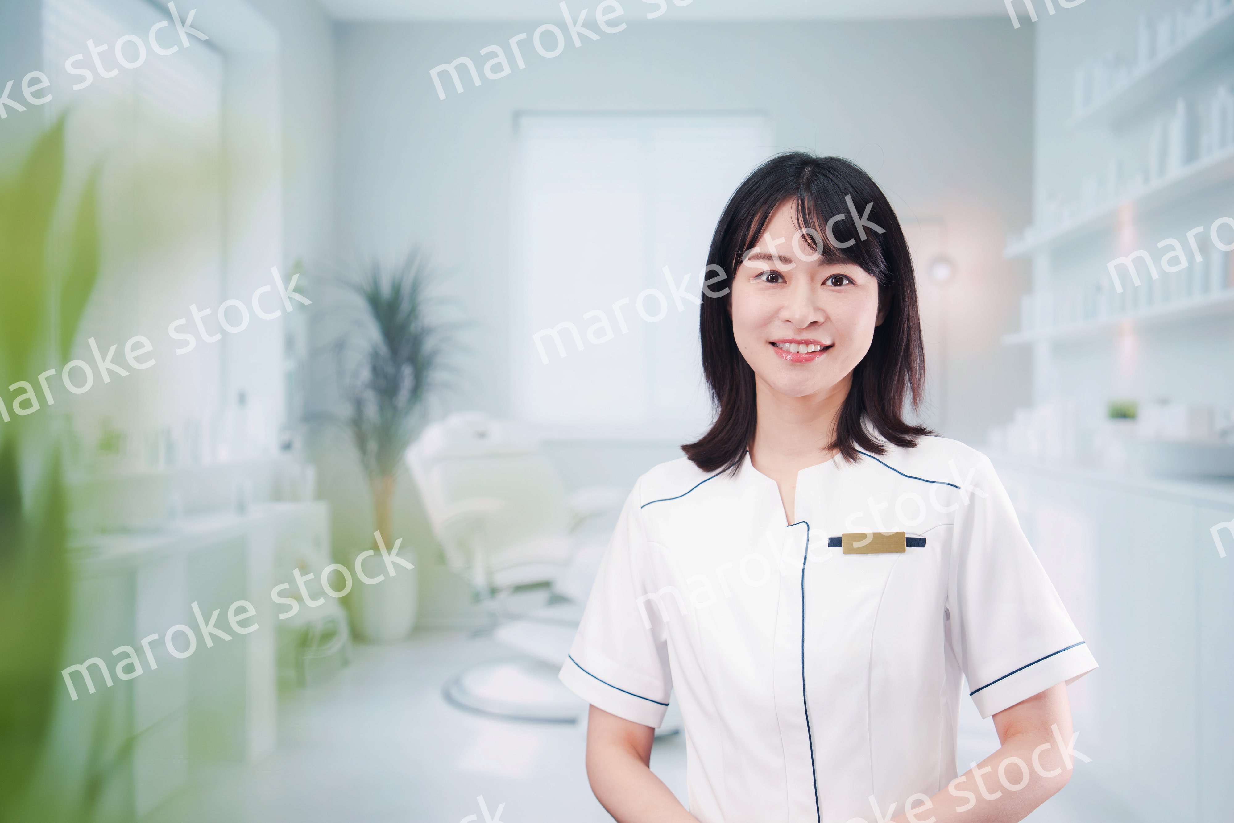 歯医者で働く歯科助手の若い女性