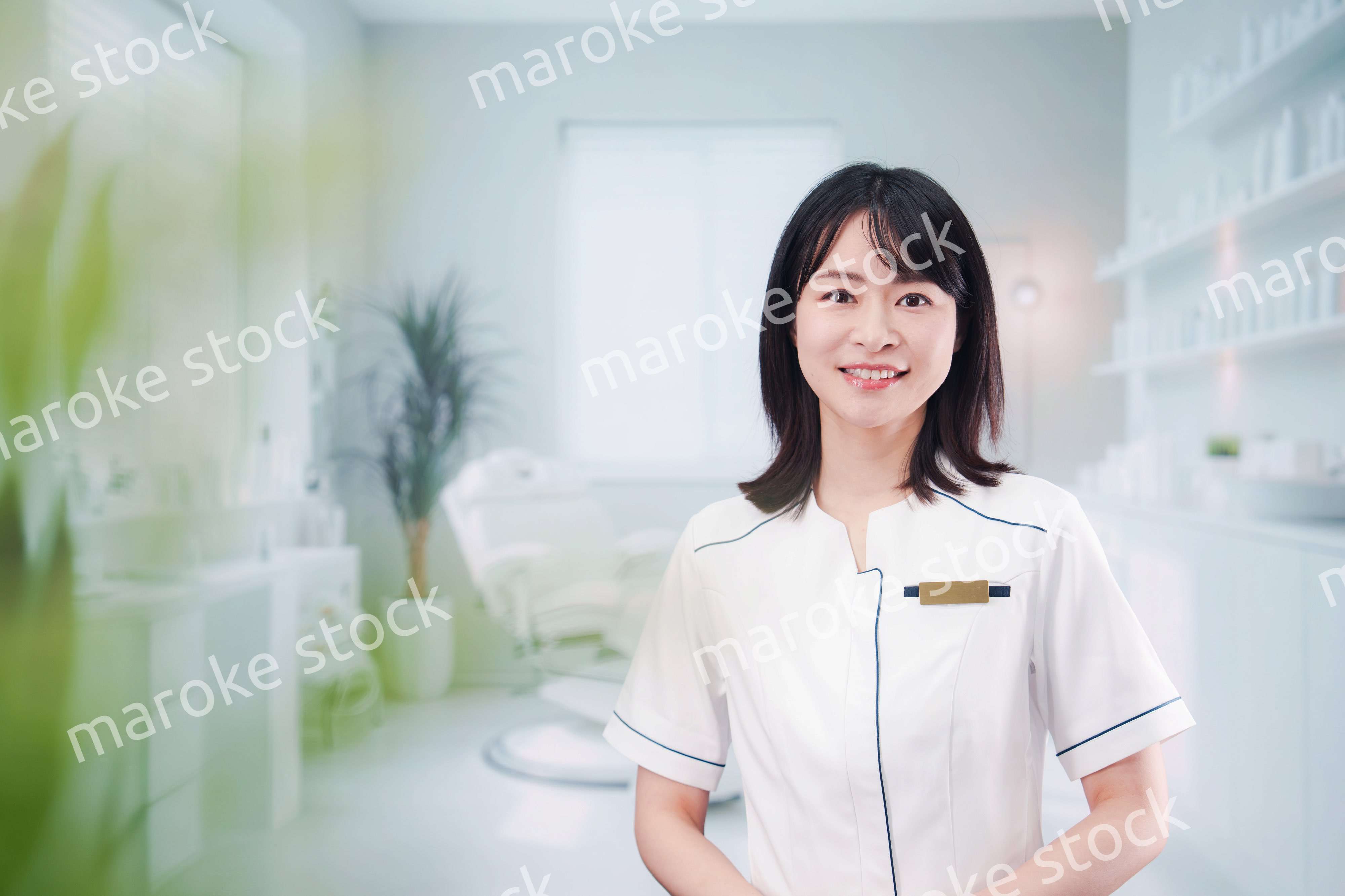 歯医者で働く歯科助手の若い女性