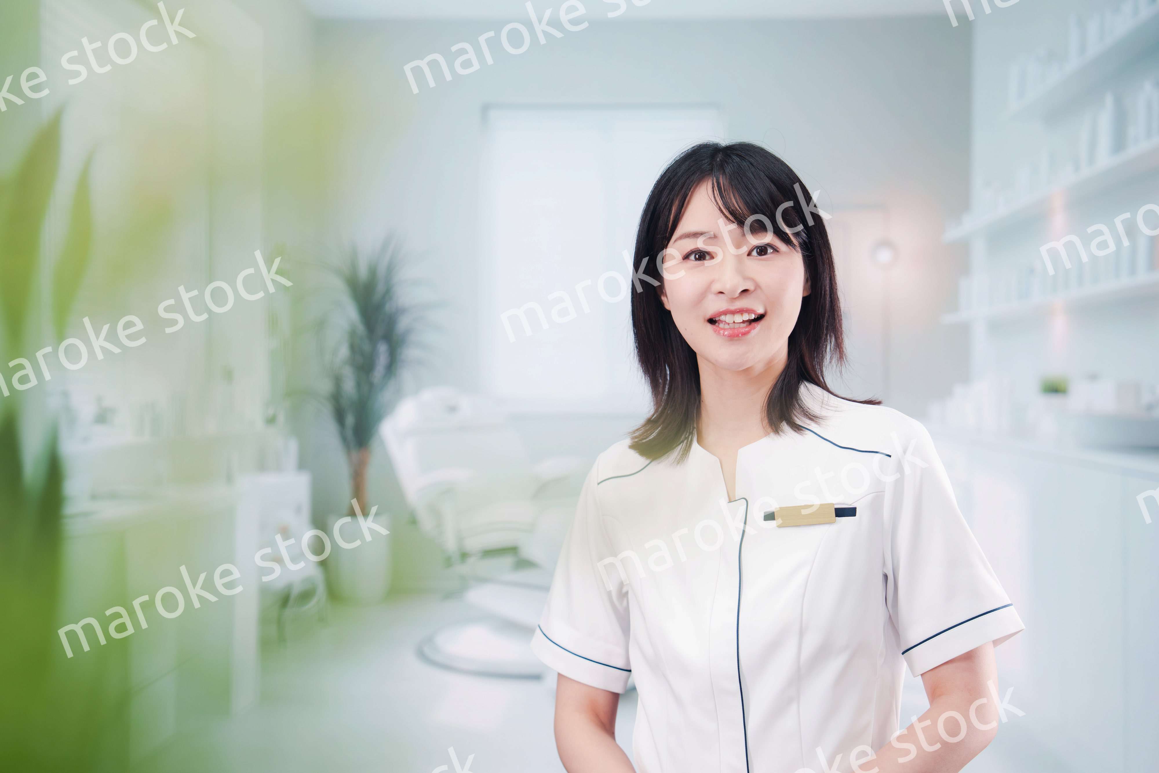 歯医者で働く歯科助手の若い女性