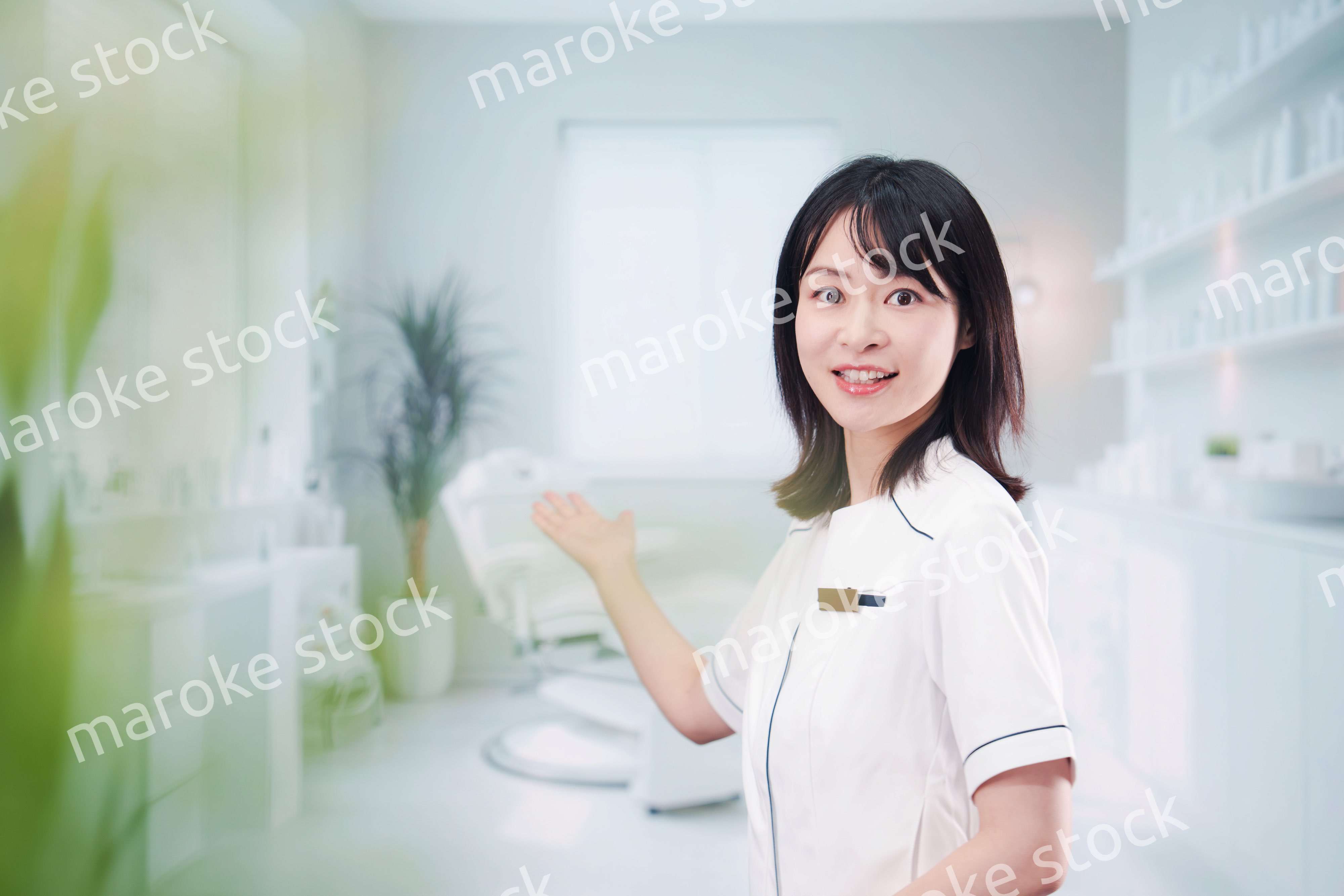 歯医者で働く歯科助手の若い女性