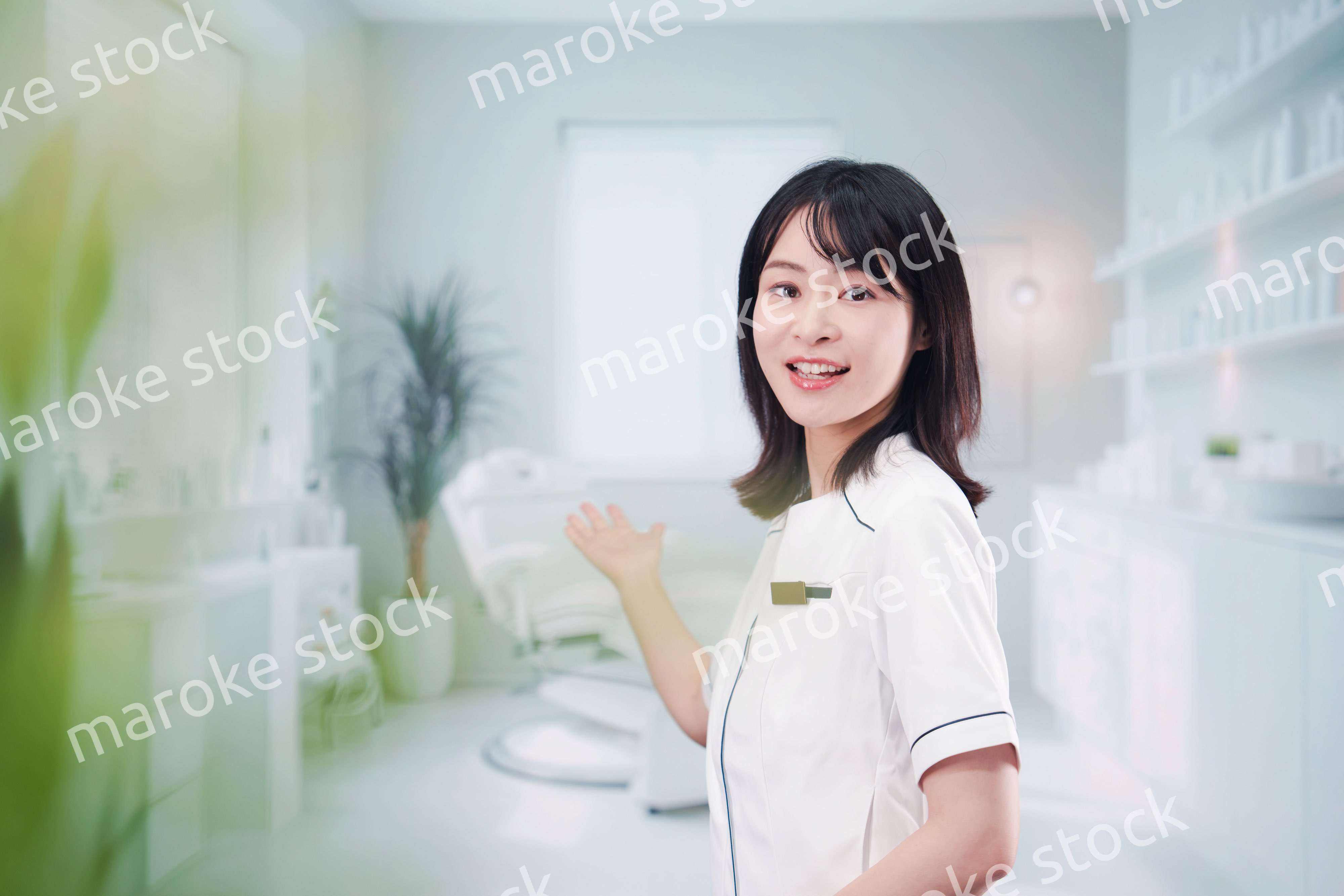 歯医者で働く歯科助手の若い女性