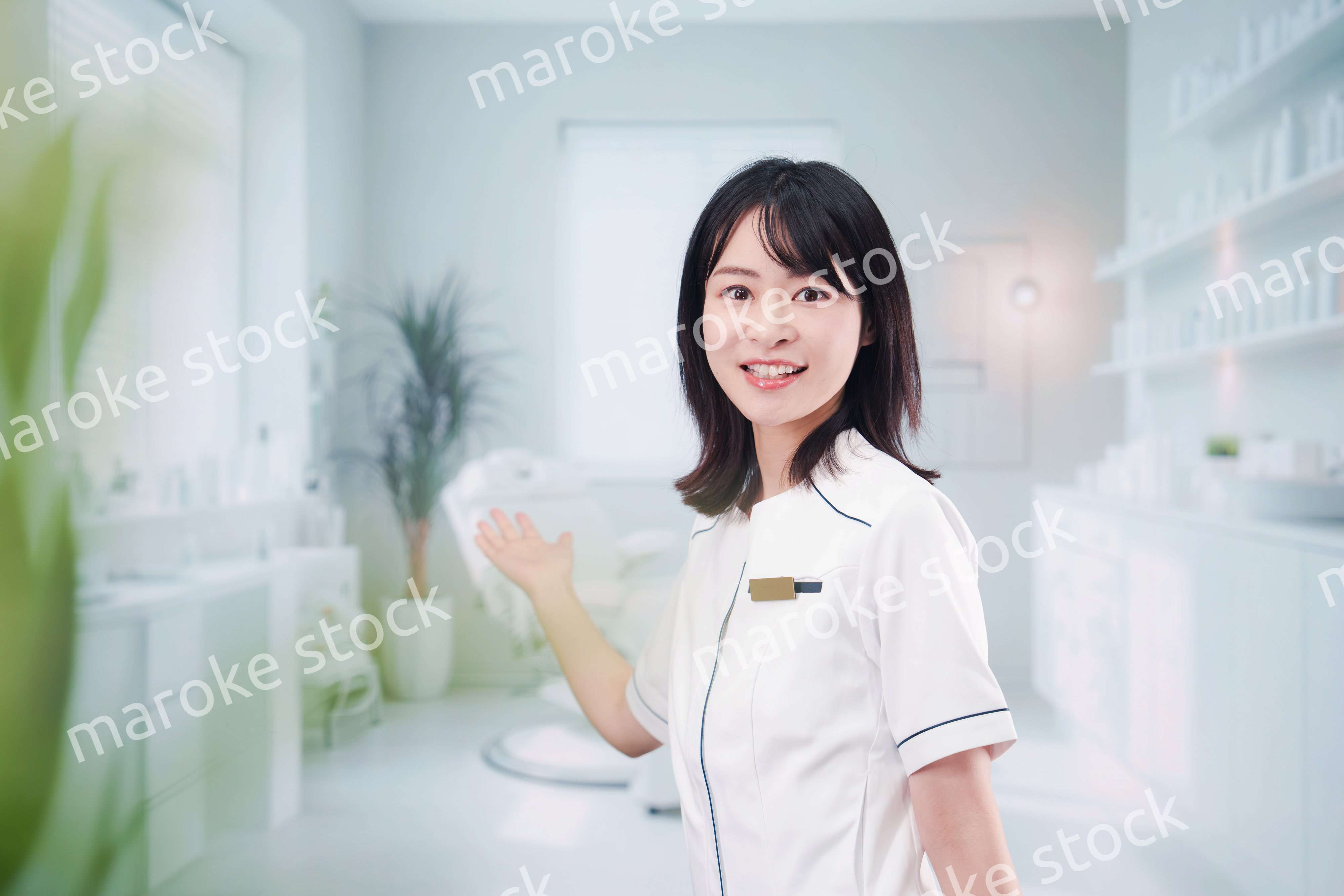 歯医者で働く歯科助手の若い女性