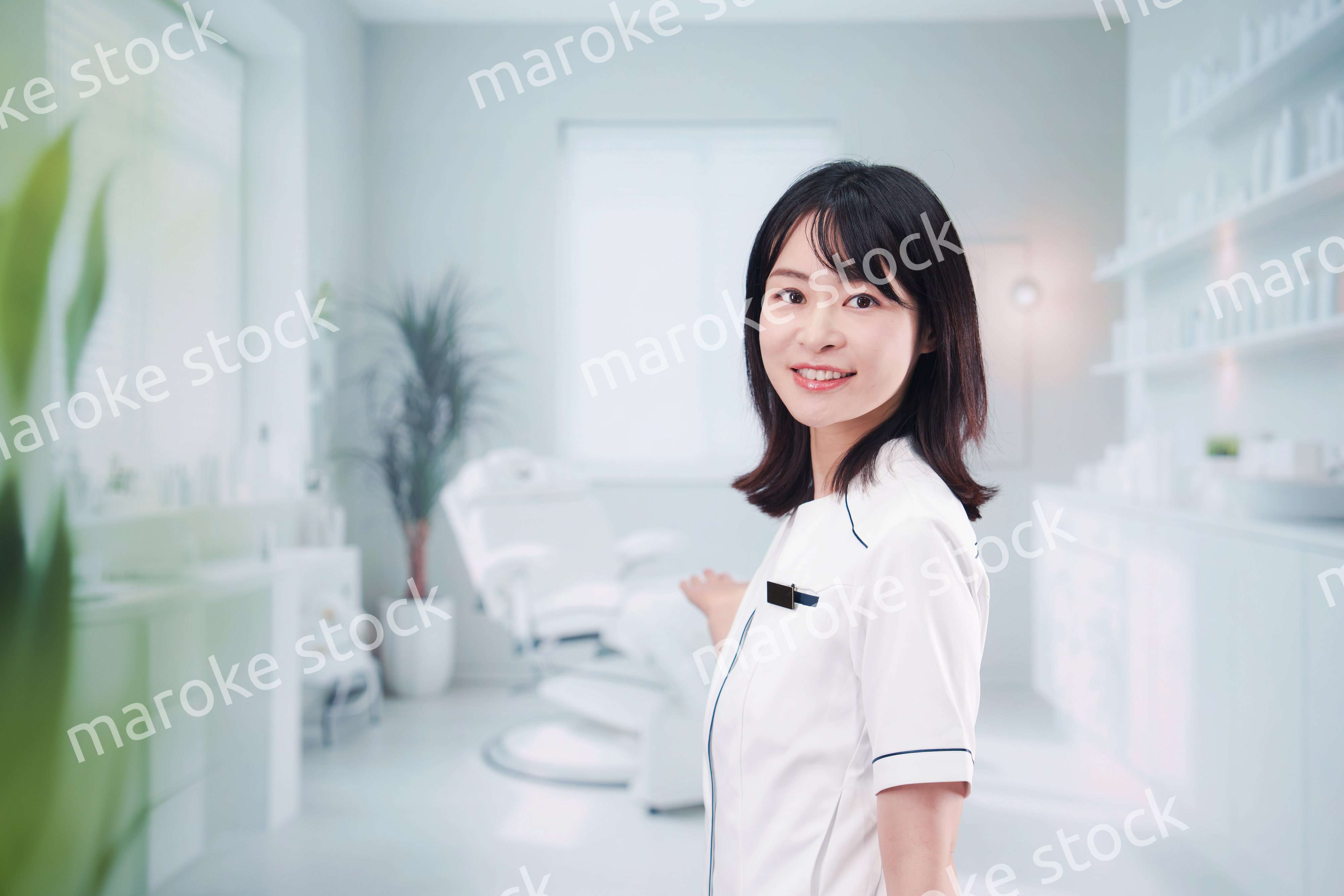 歯医者で働く歯科助手の若い女性