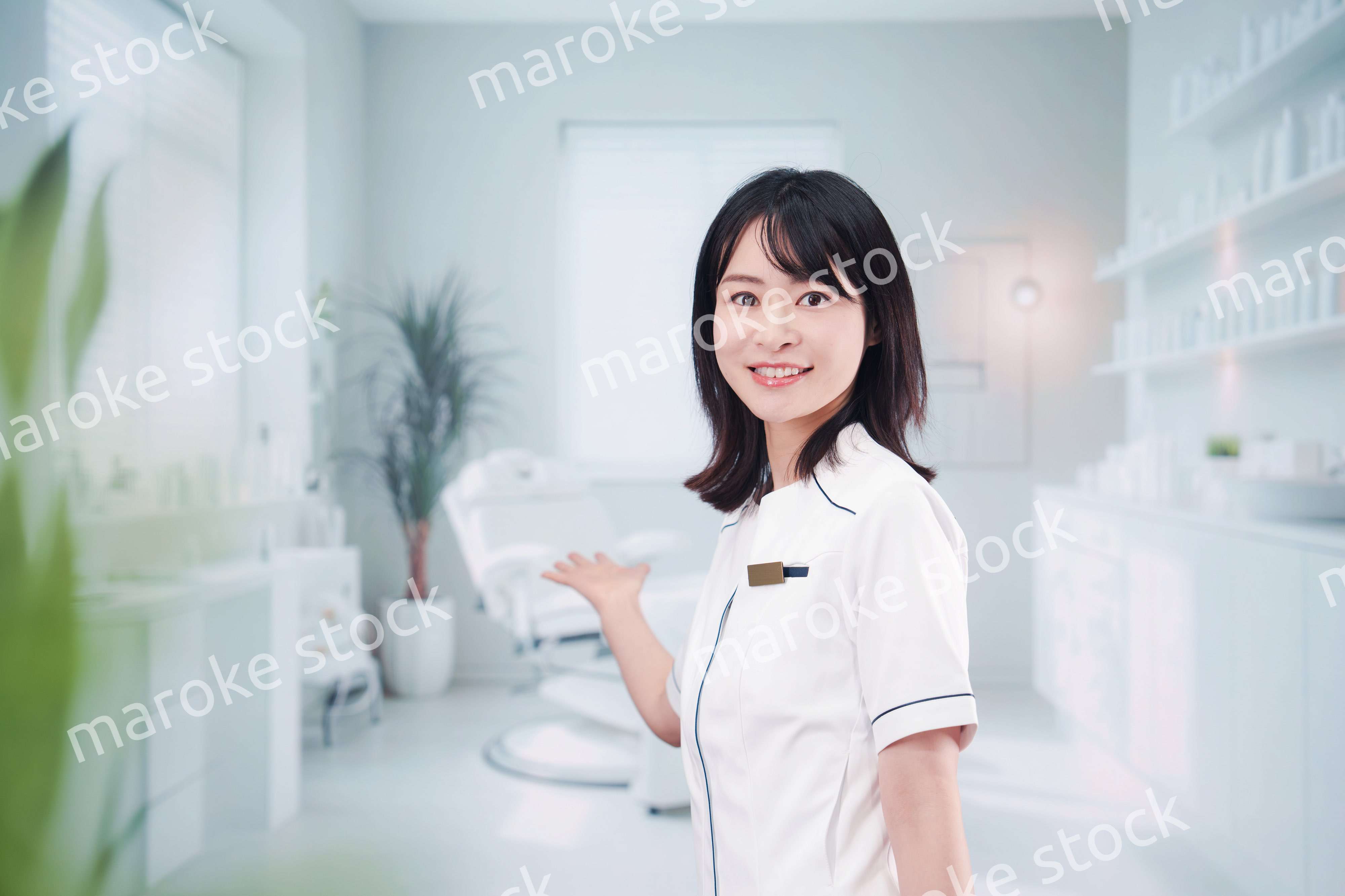 歯医者で働く歯科助手の若い女性