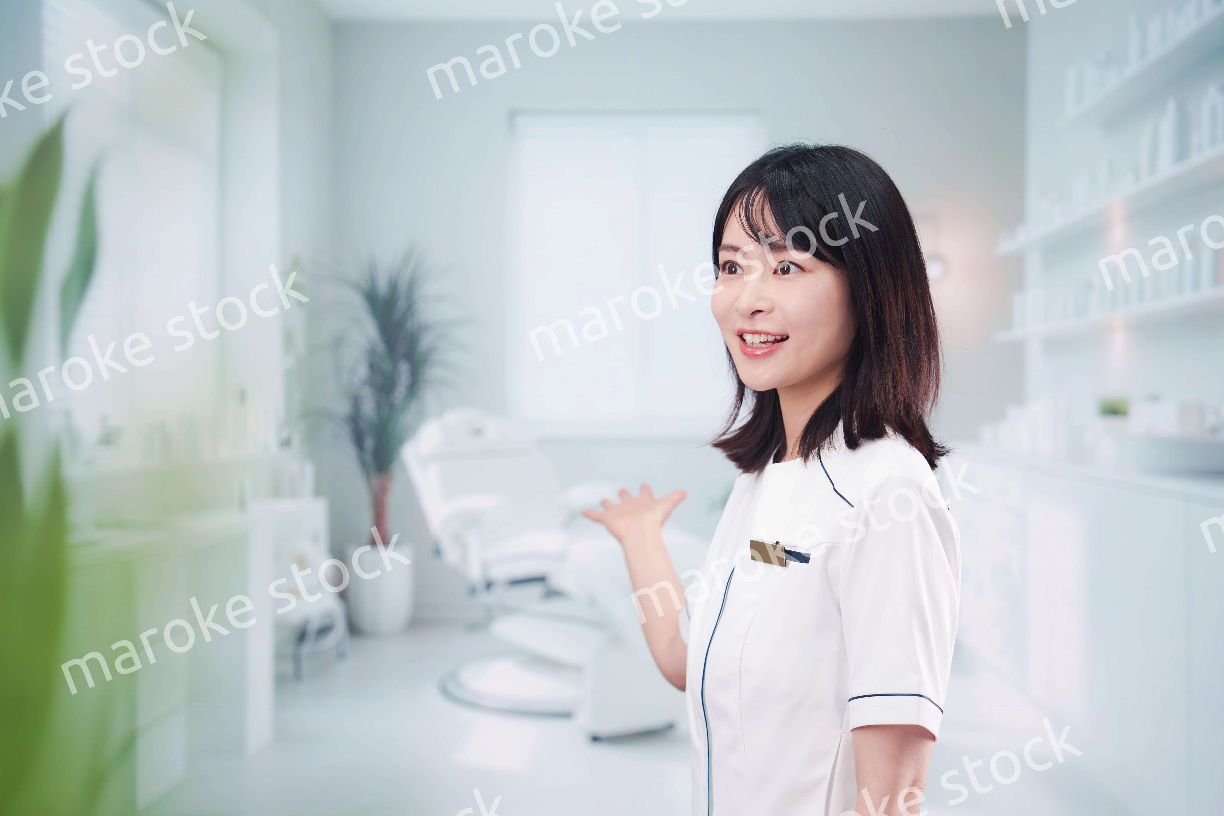 歯医者で働く歯科助手の若い女性