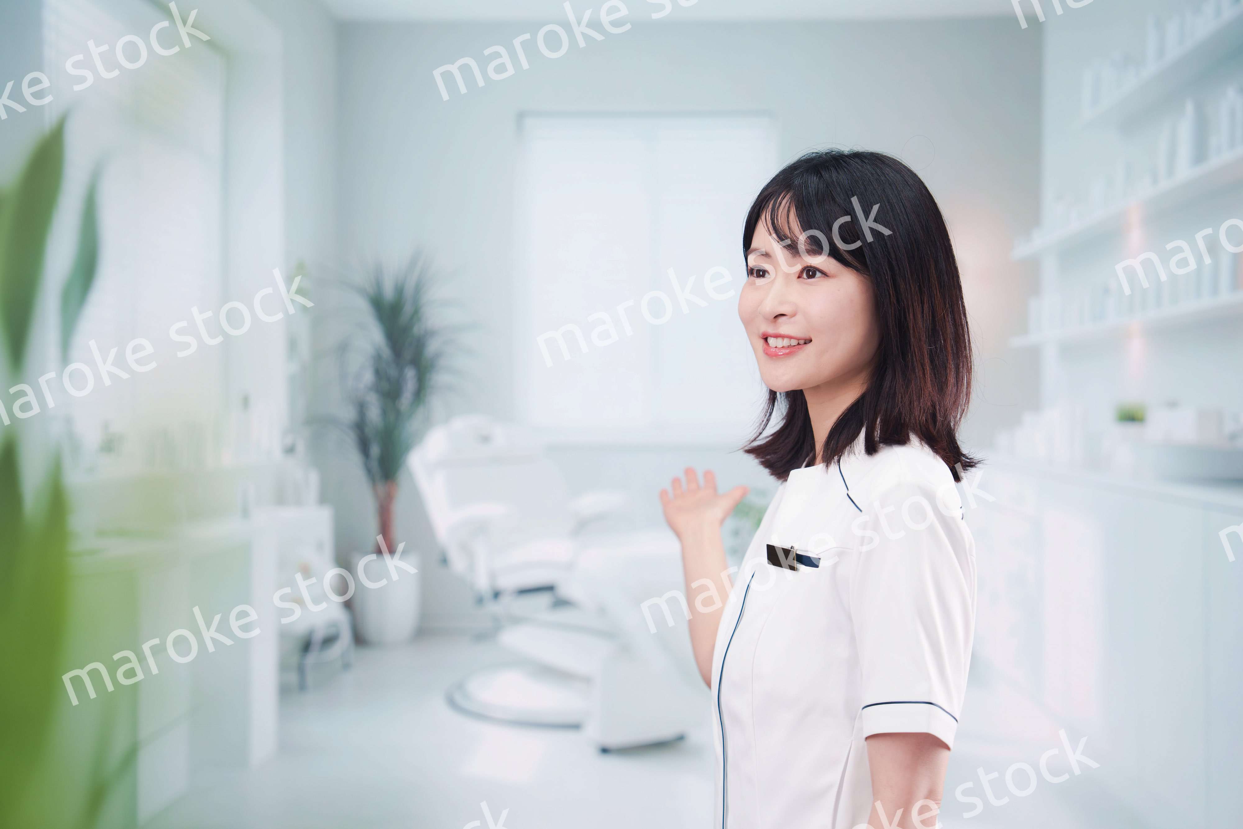 歯医者で働く歯科助手の若い女性