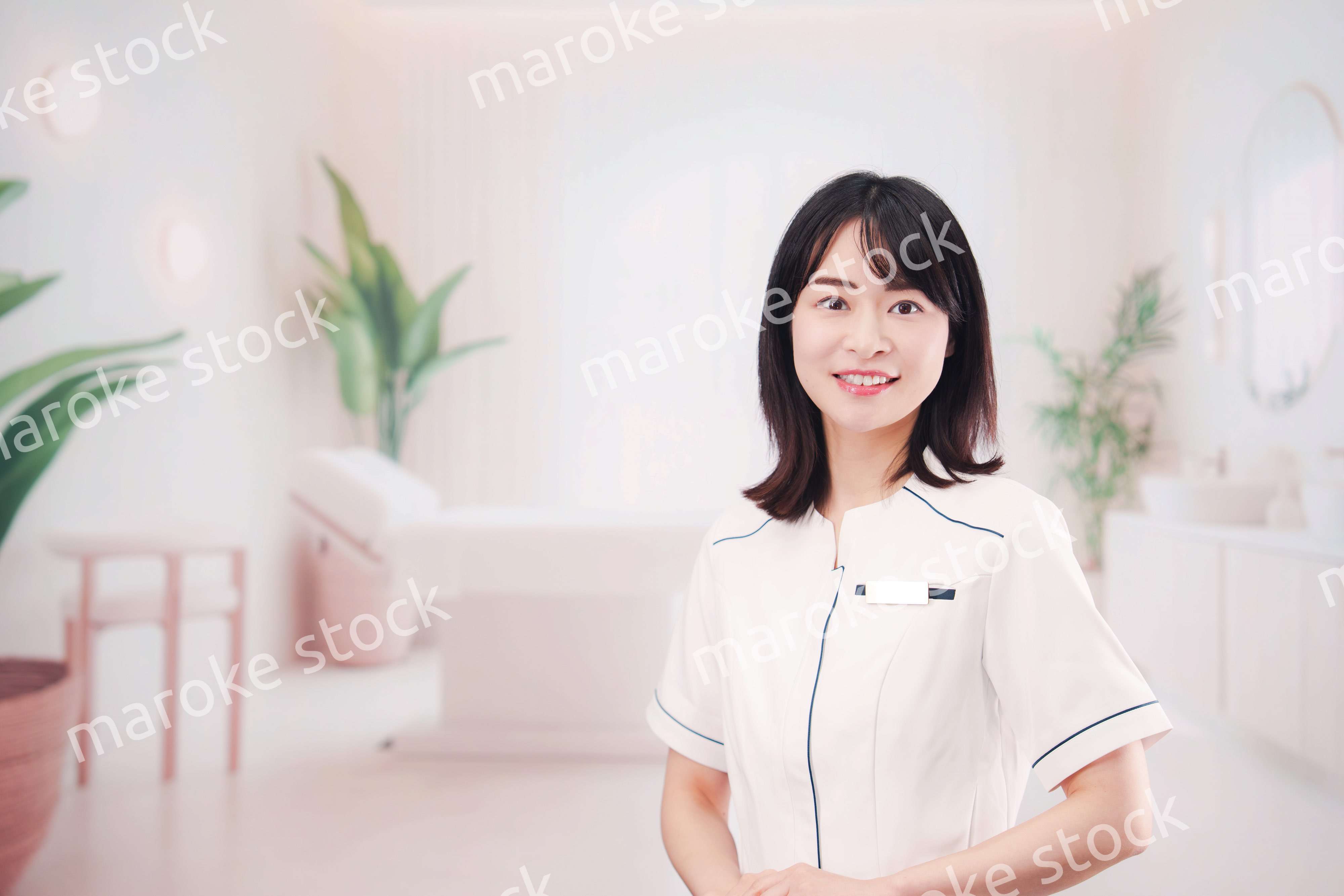 エステサロンで働く若い女性スタッフ