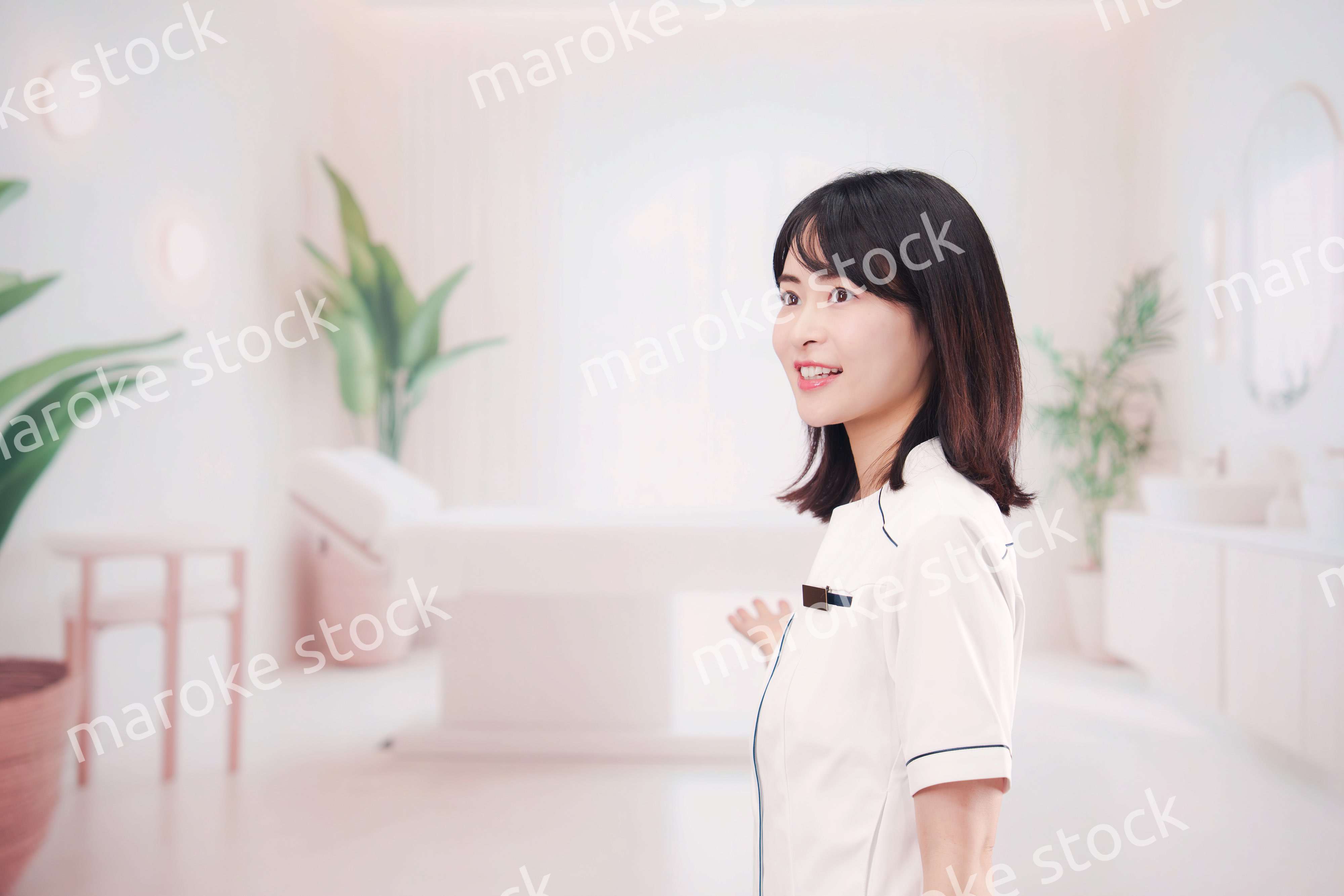 エステサロンで働く若い女性スタッフ