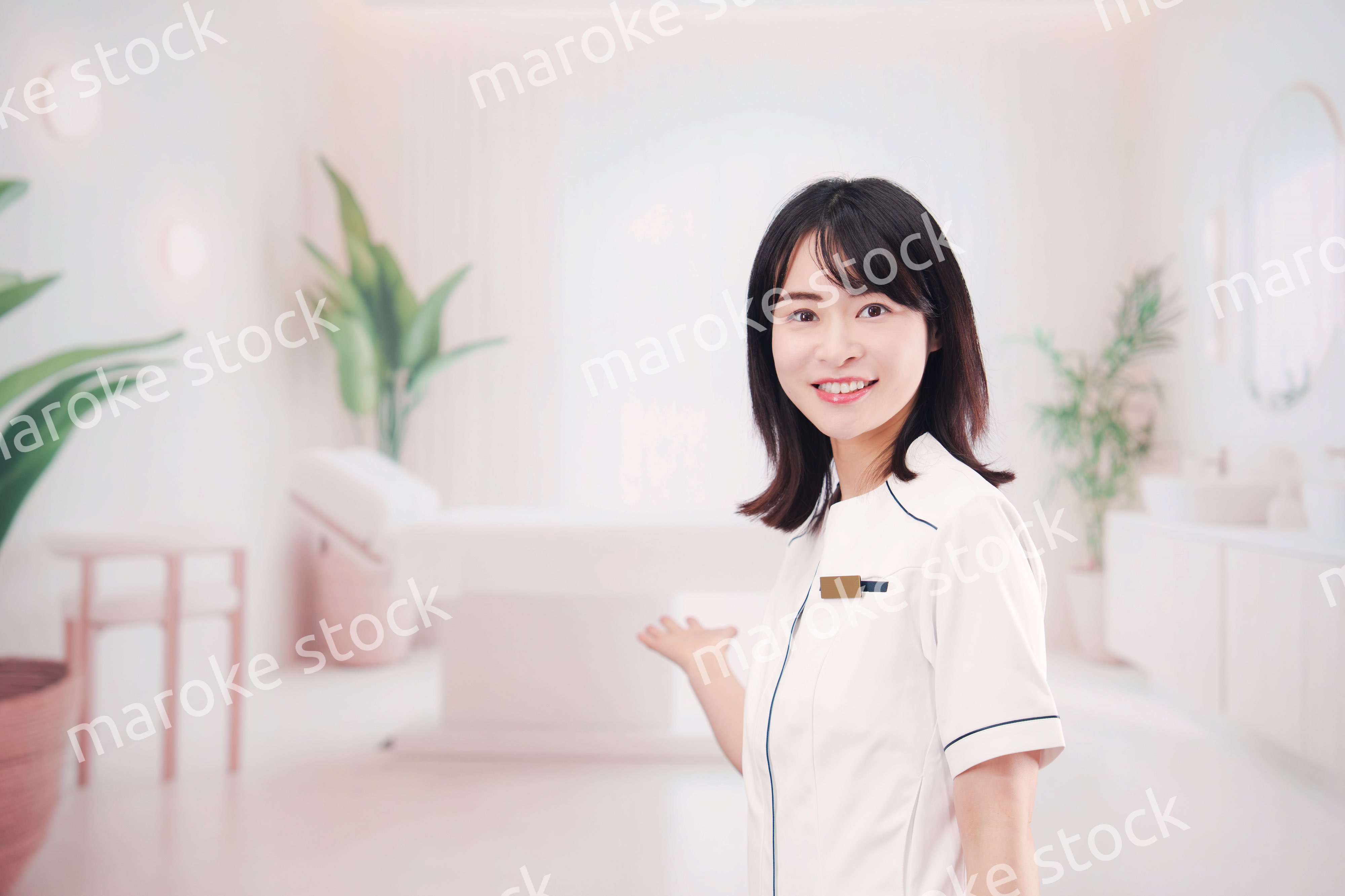 エステサロンで働く若い女性スタッフ