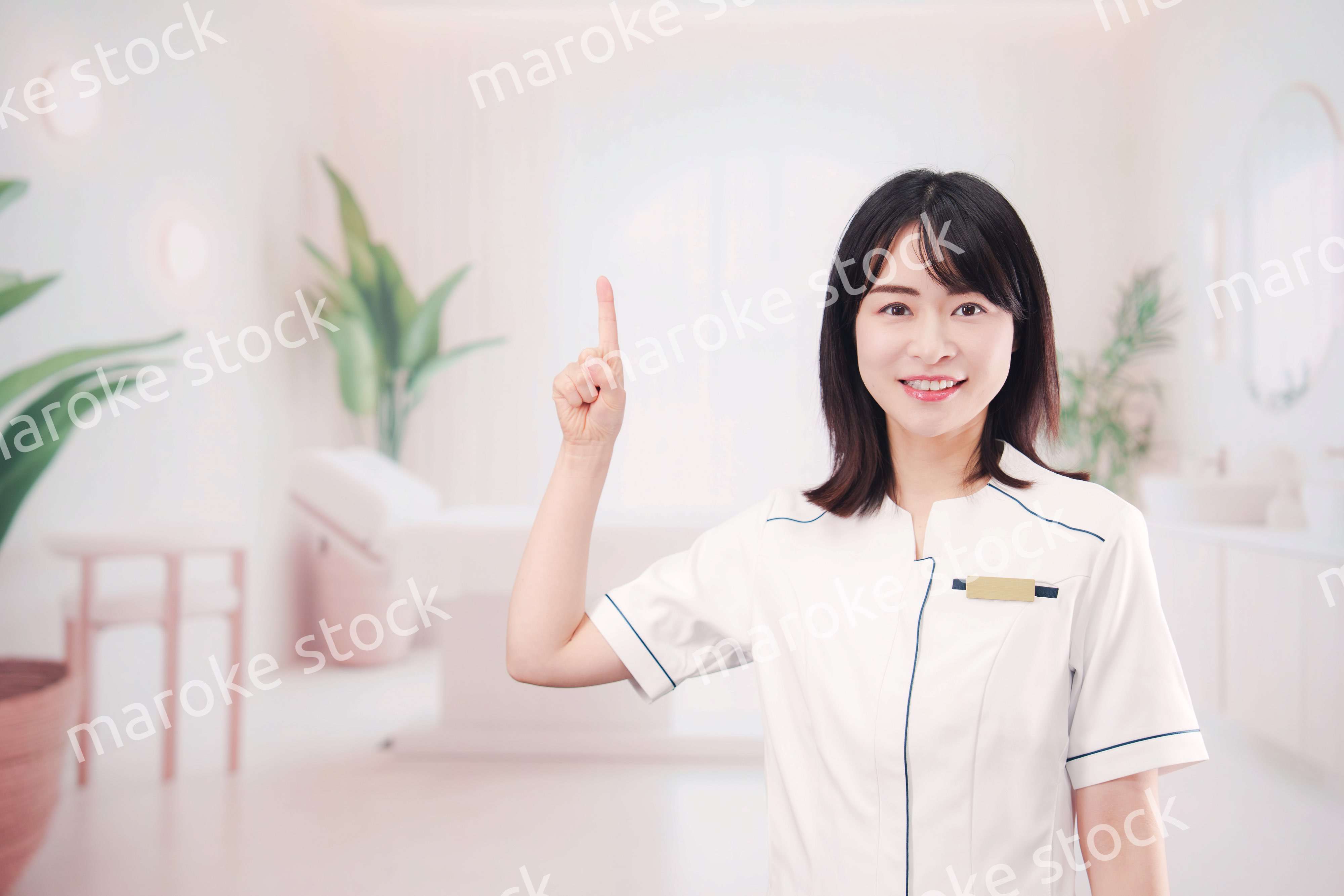 エステサロンで働く若い女性スタッフ