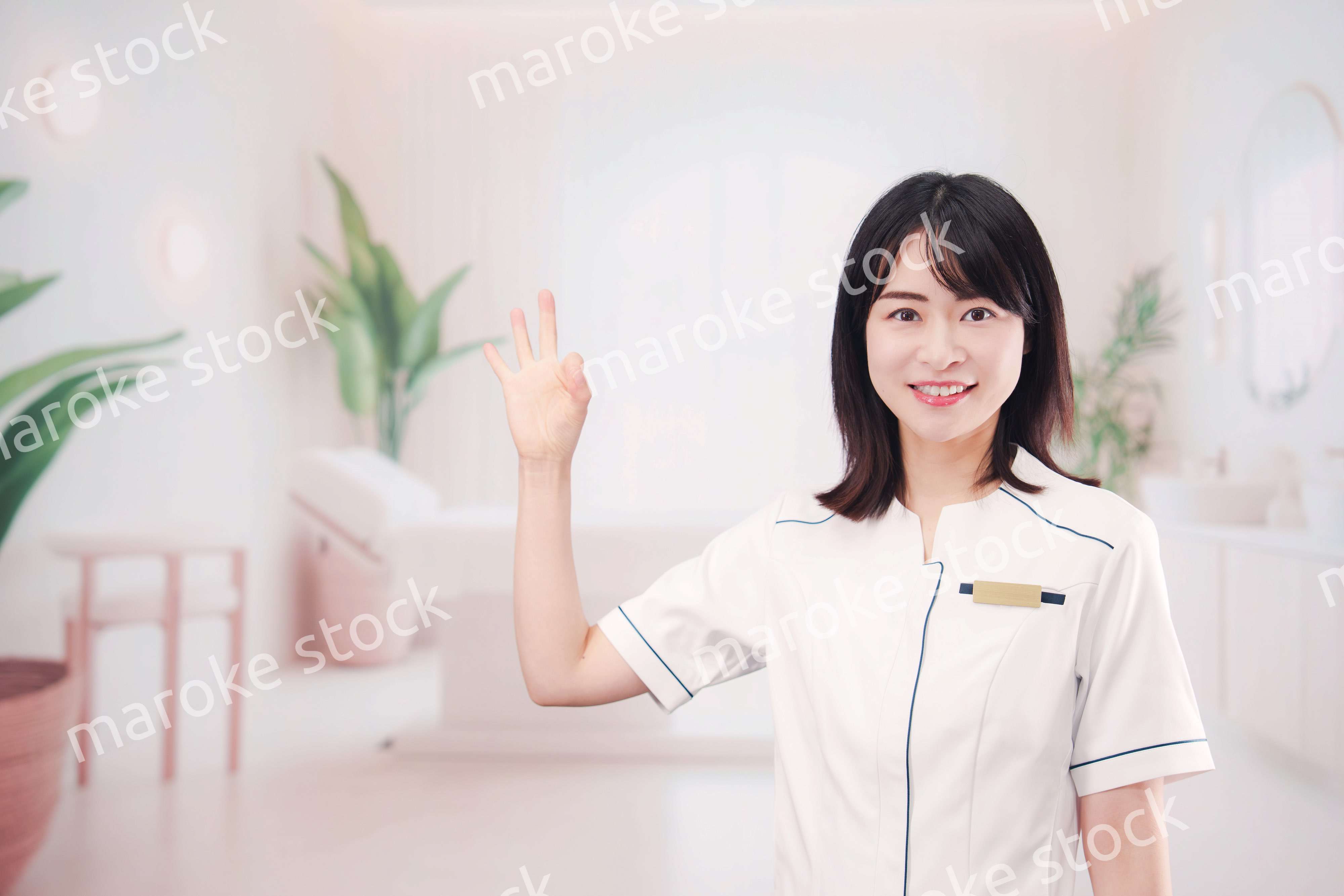 エステサロンで働く若い女性スタッフ