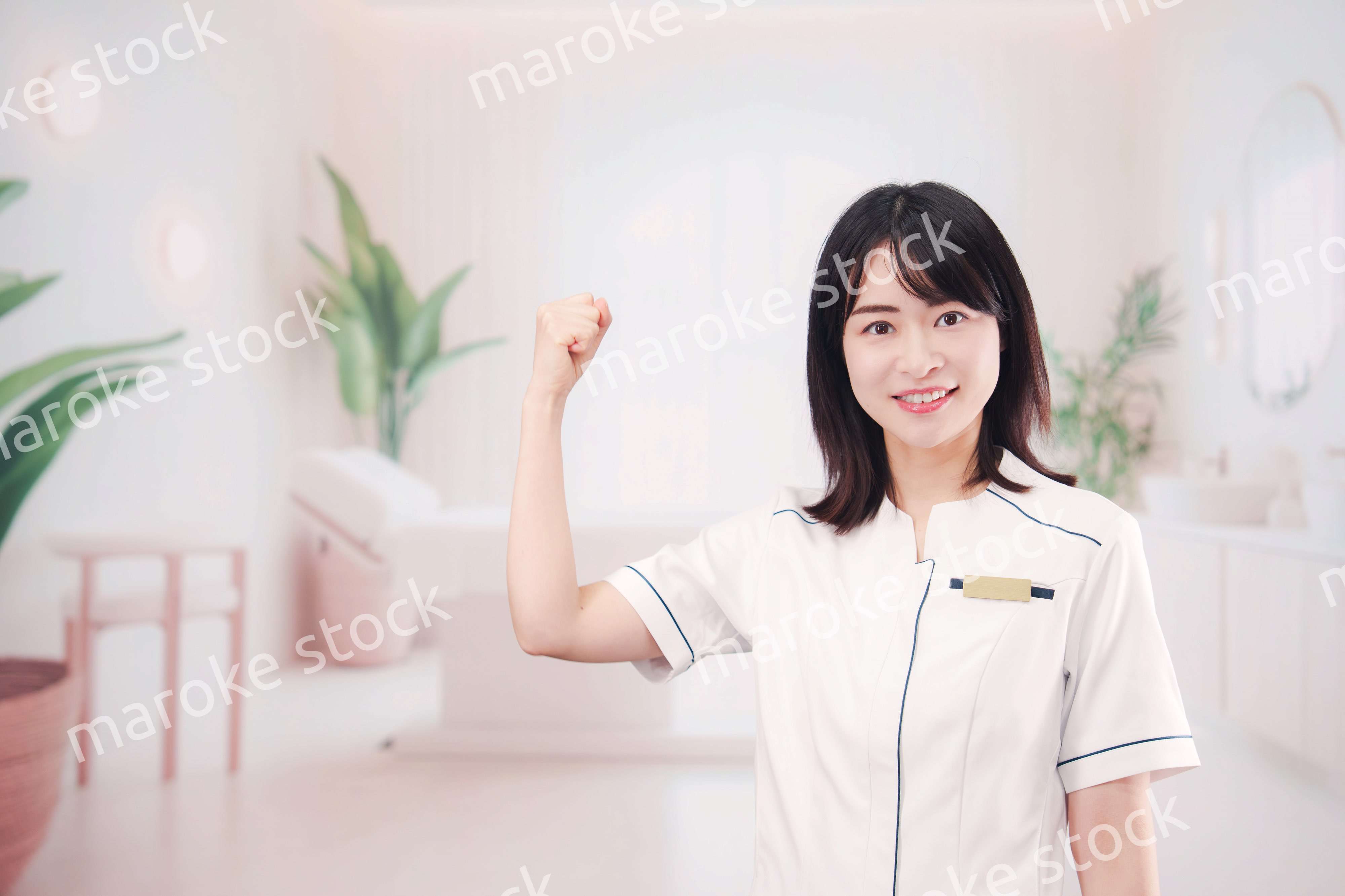 エステサロンで働く若い女性スタッフ