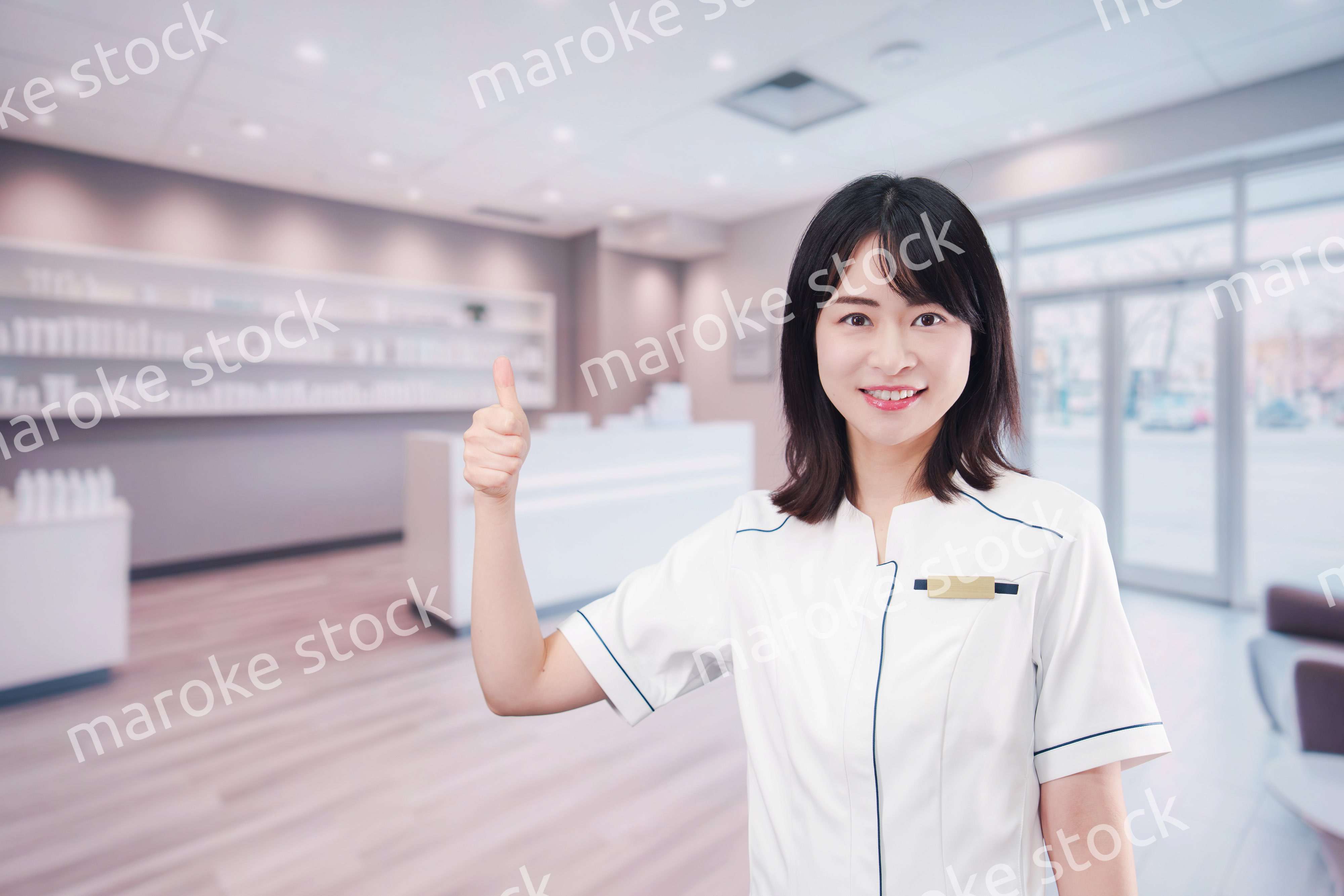 化粧品店で働く若い女性スタッフ