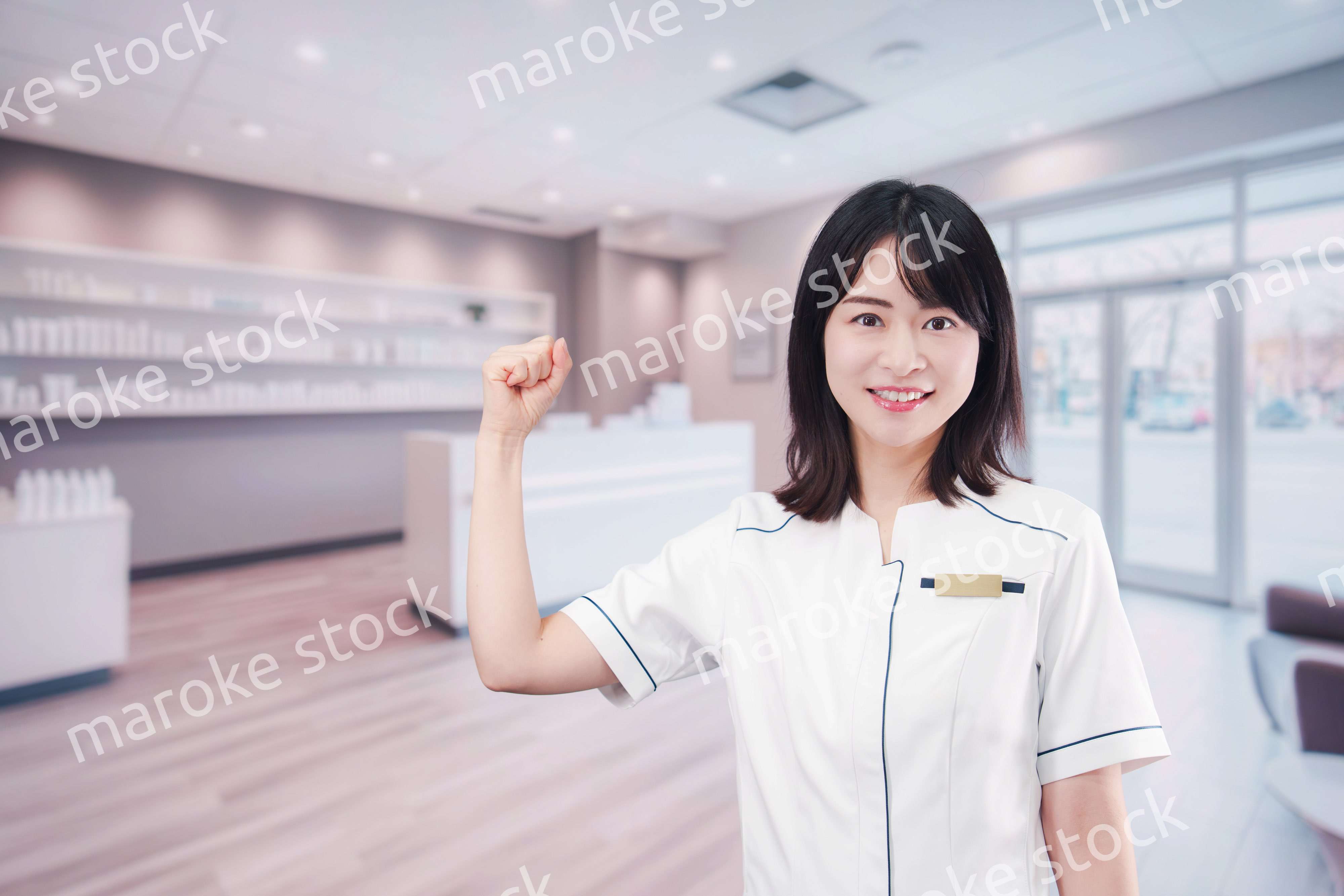 化粧品店で働く若い女性スタッフ