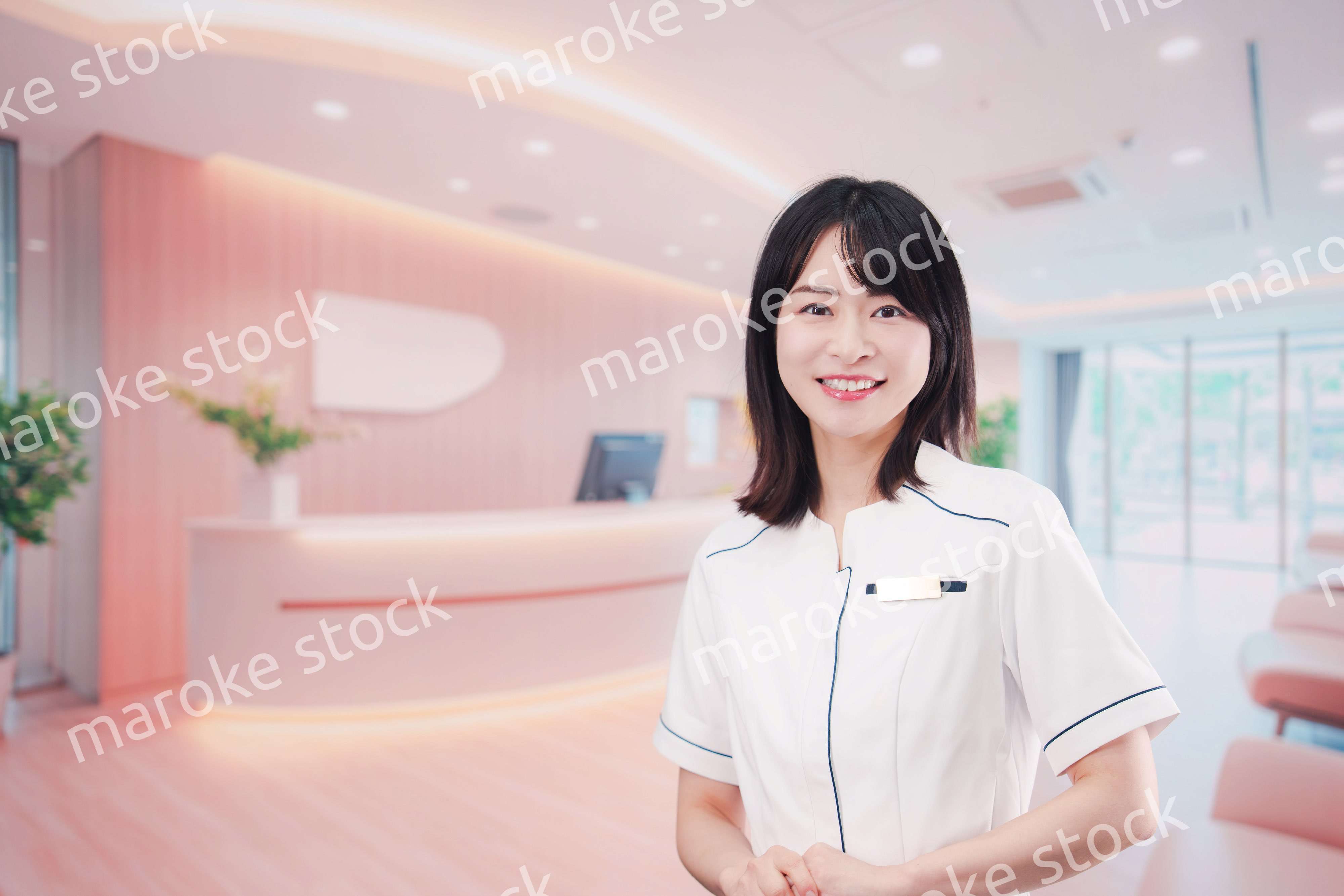 クリニックの受付で働く若い女性