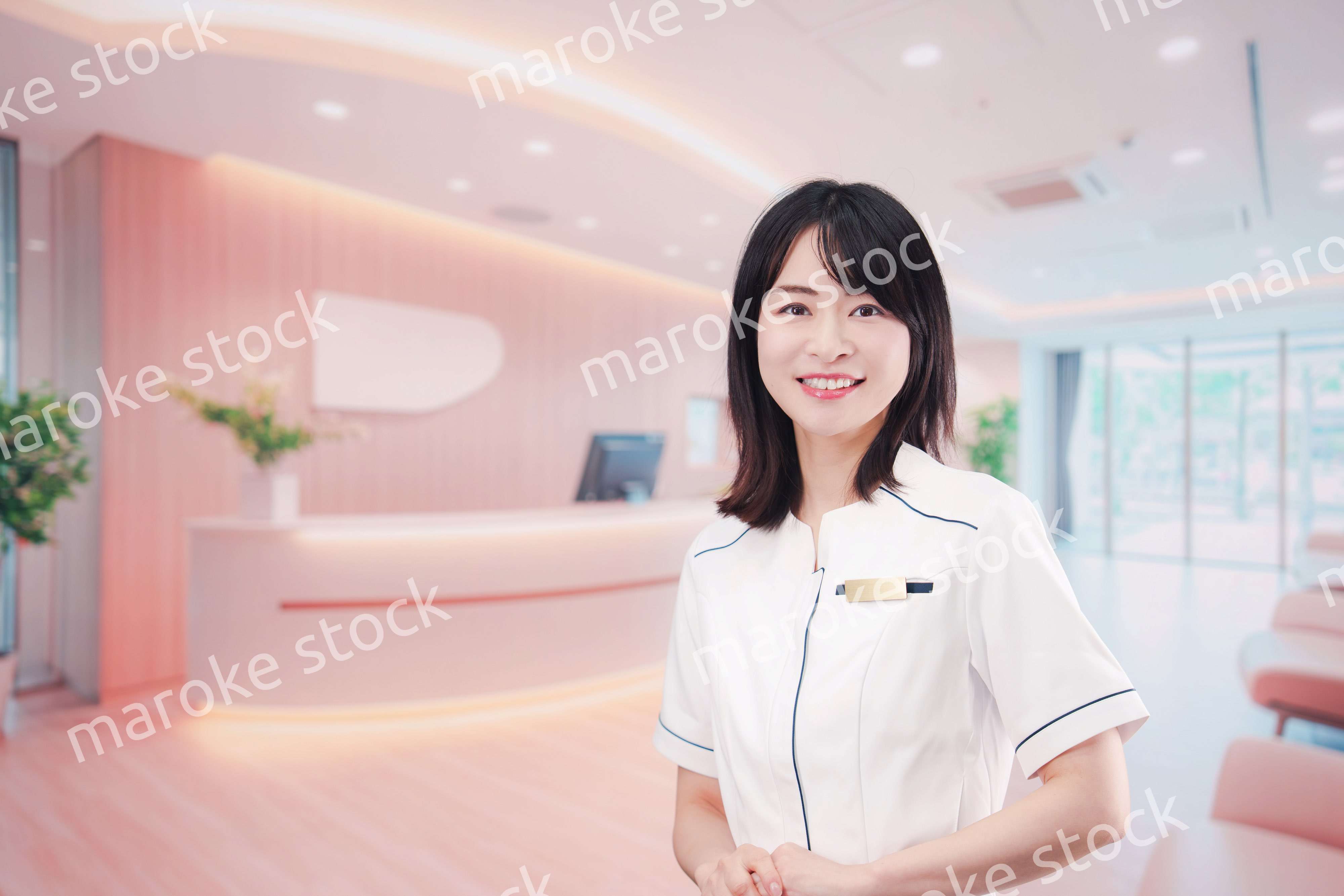 クリニックの受付で働く若い女性