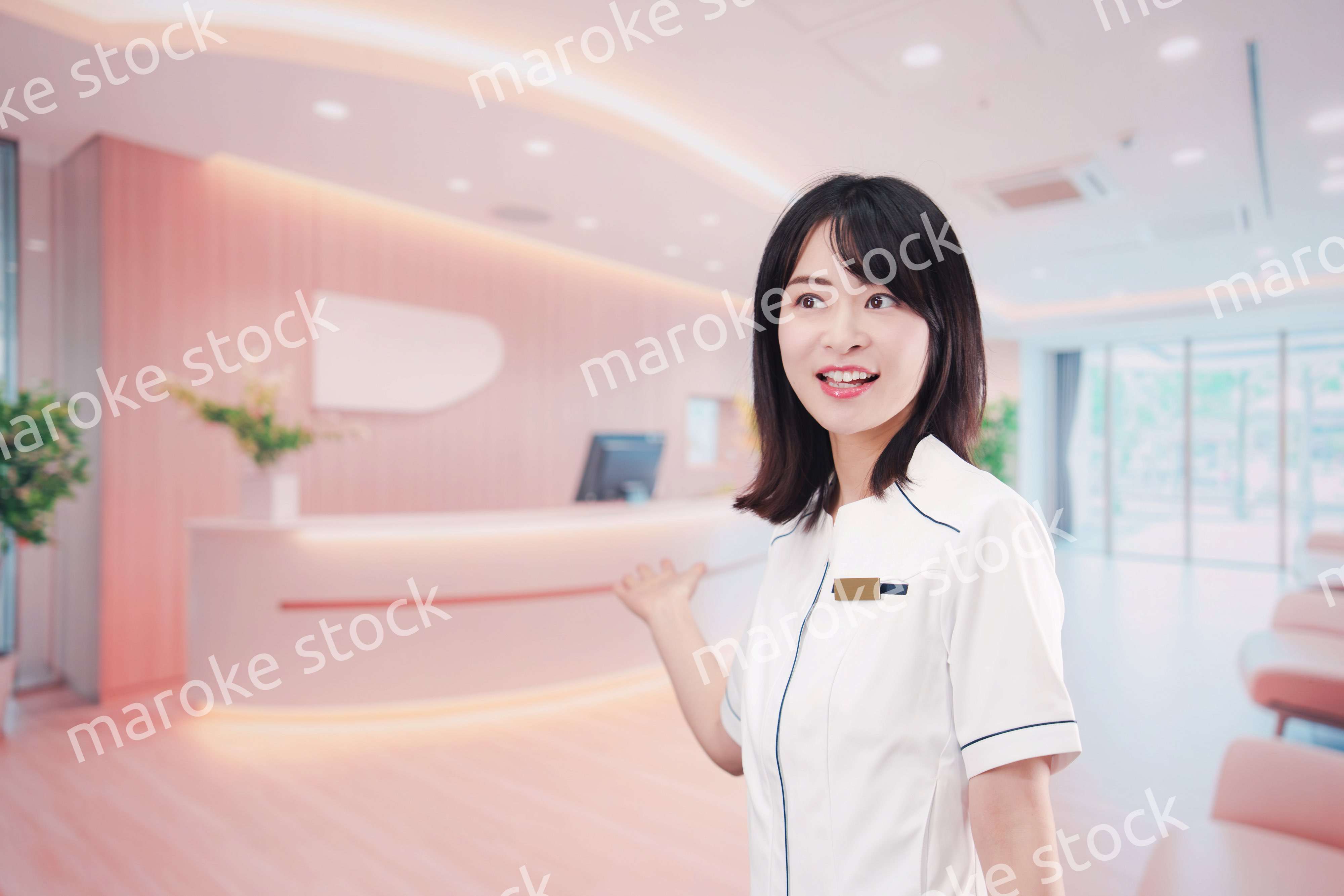 クリニックの受付で働く若い女性