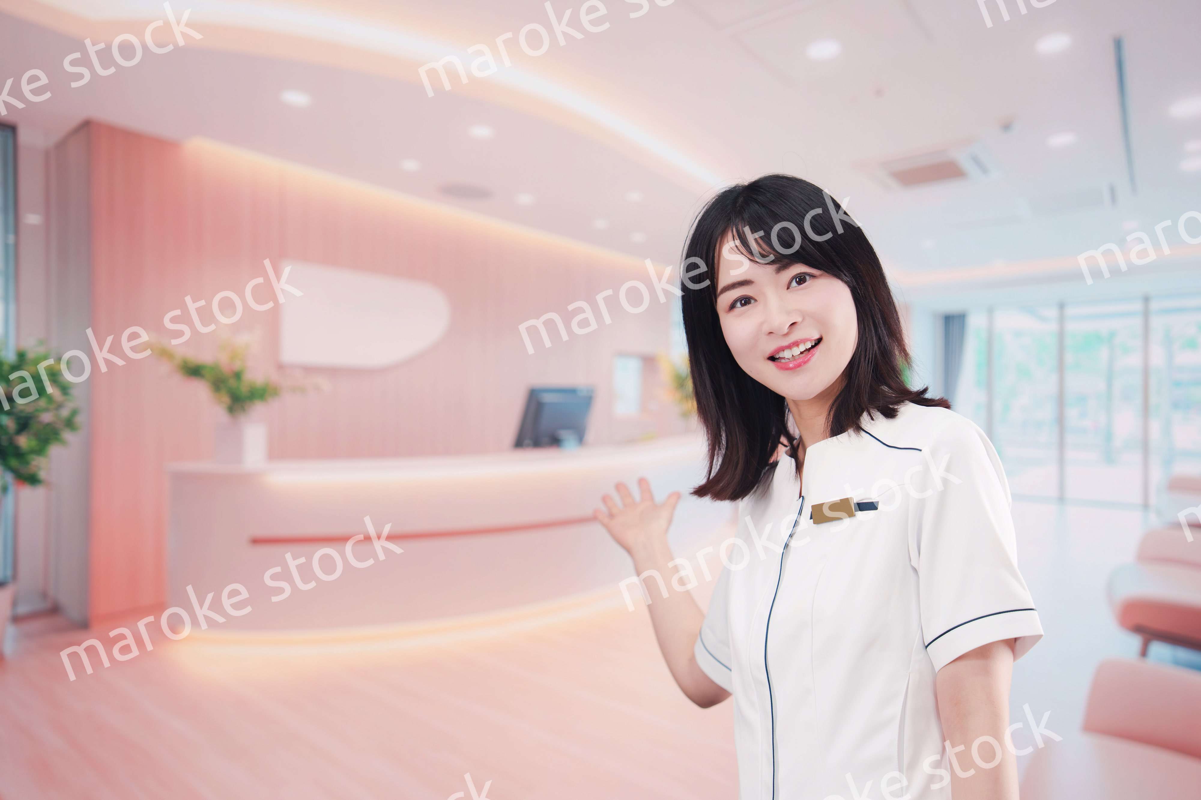 クリニックの受付で働く若い女性