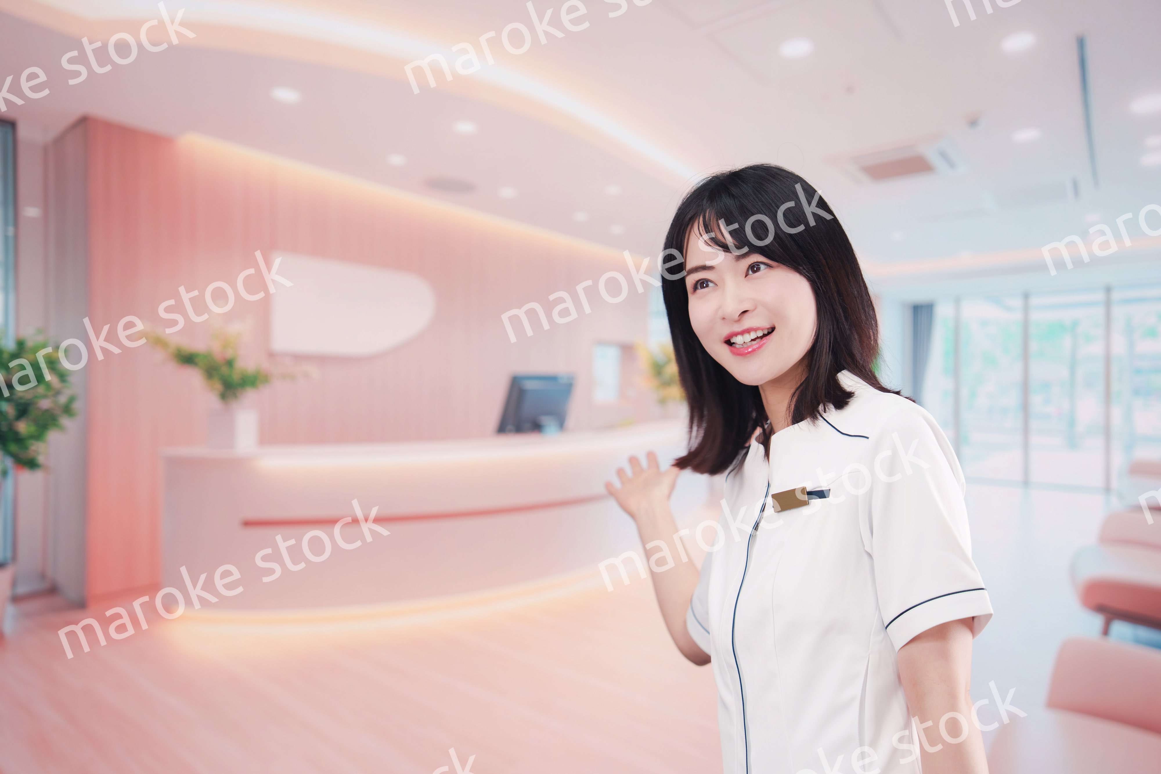 クリニックの受付で働く若い女性