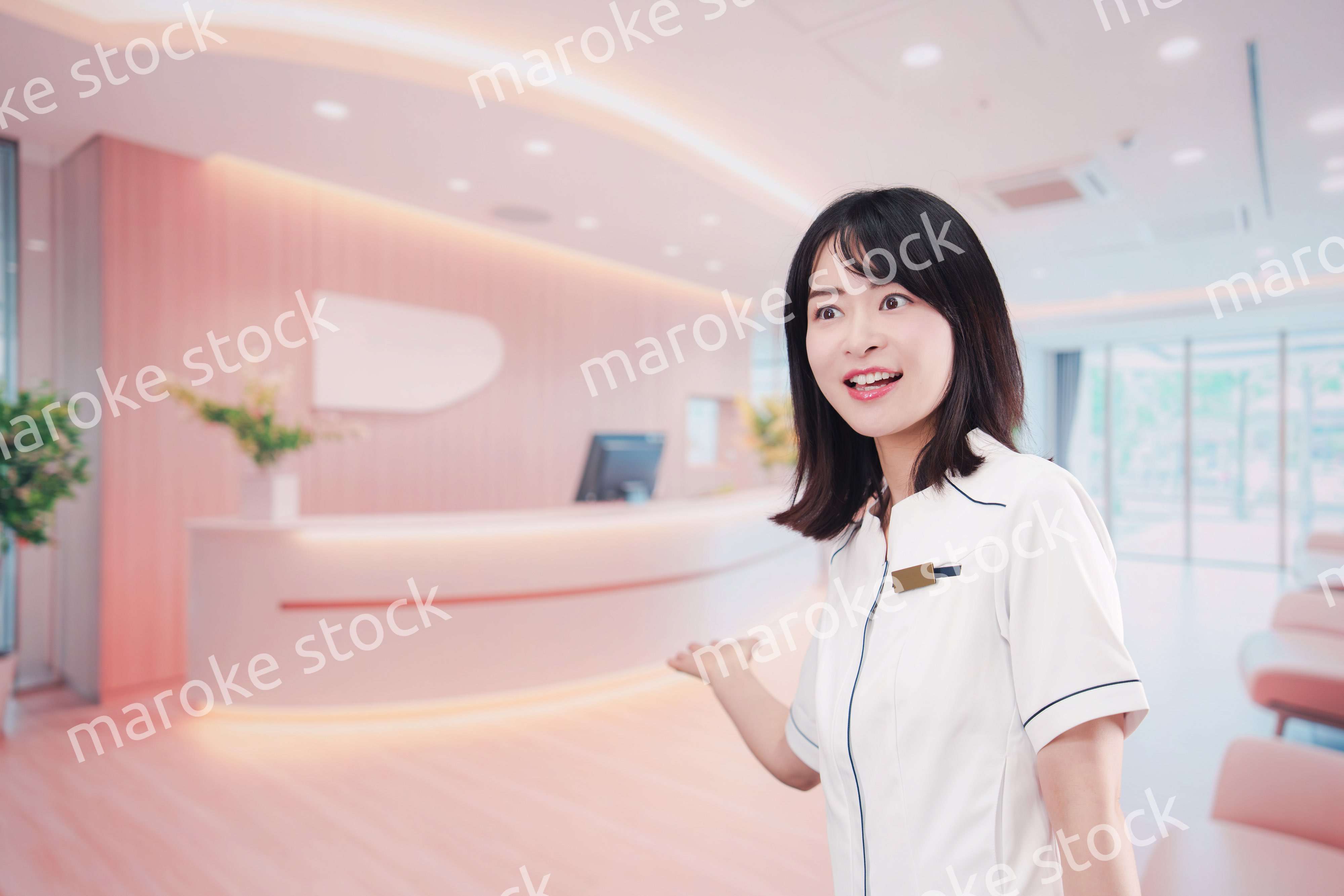 クリニックの受付で働く若い女性