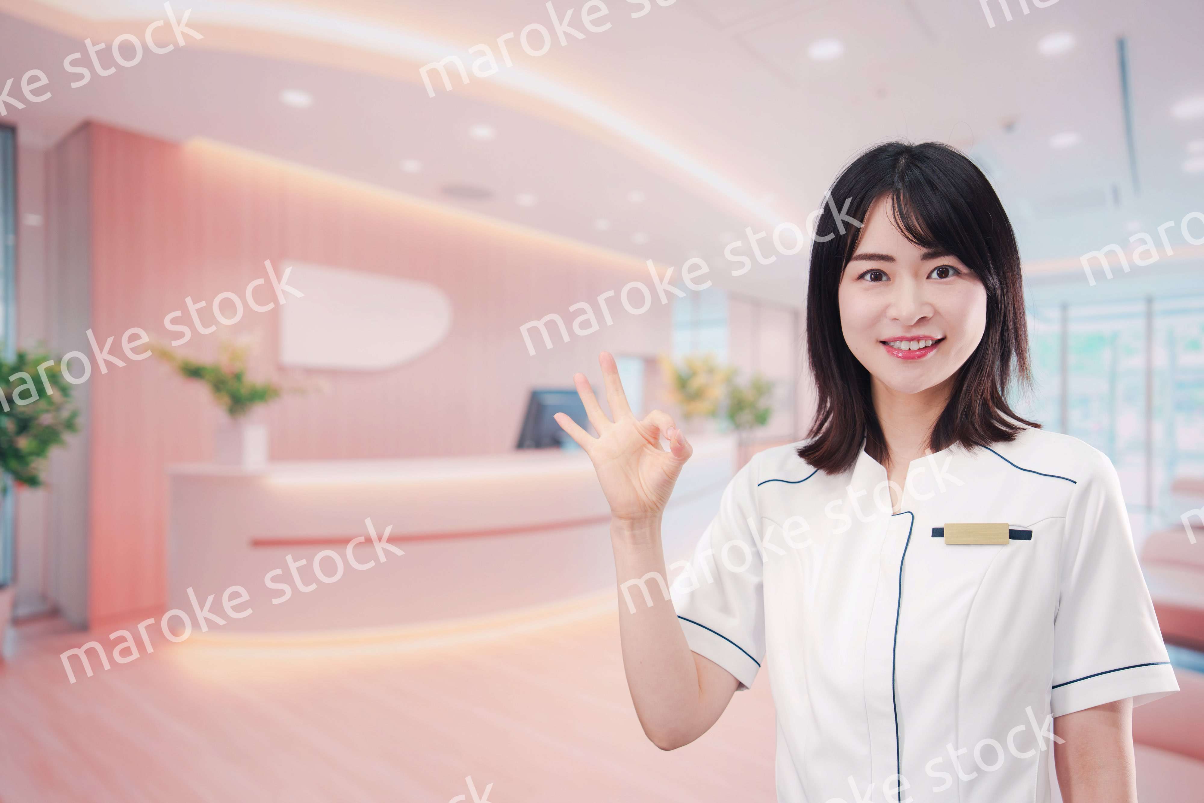 クリニックの受付で働く若い女性