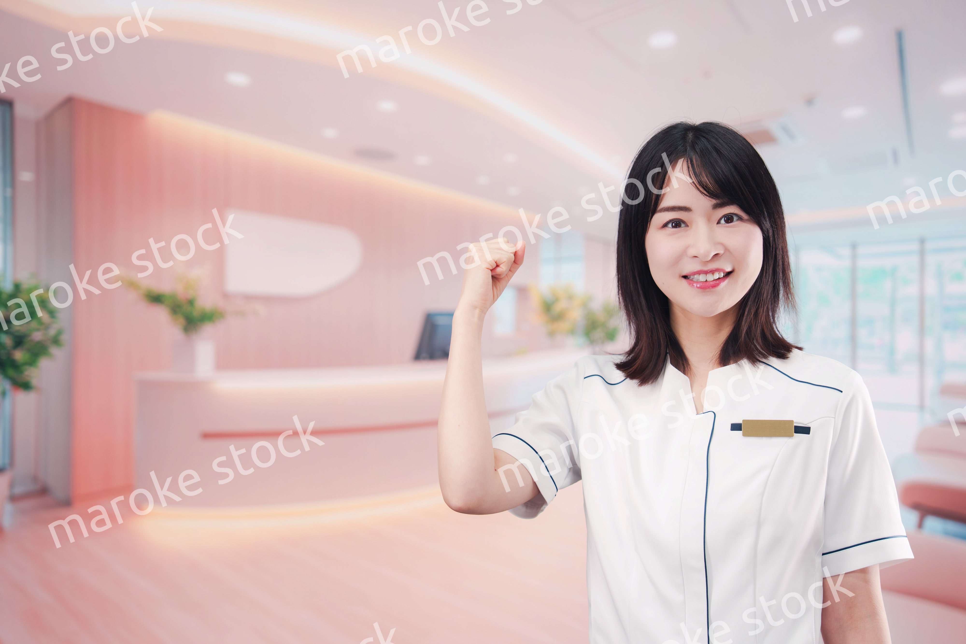 クリニックの受付で働く若い女性