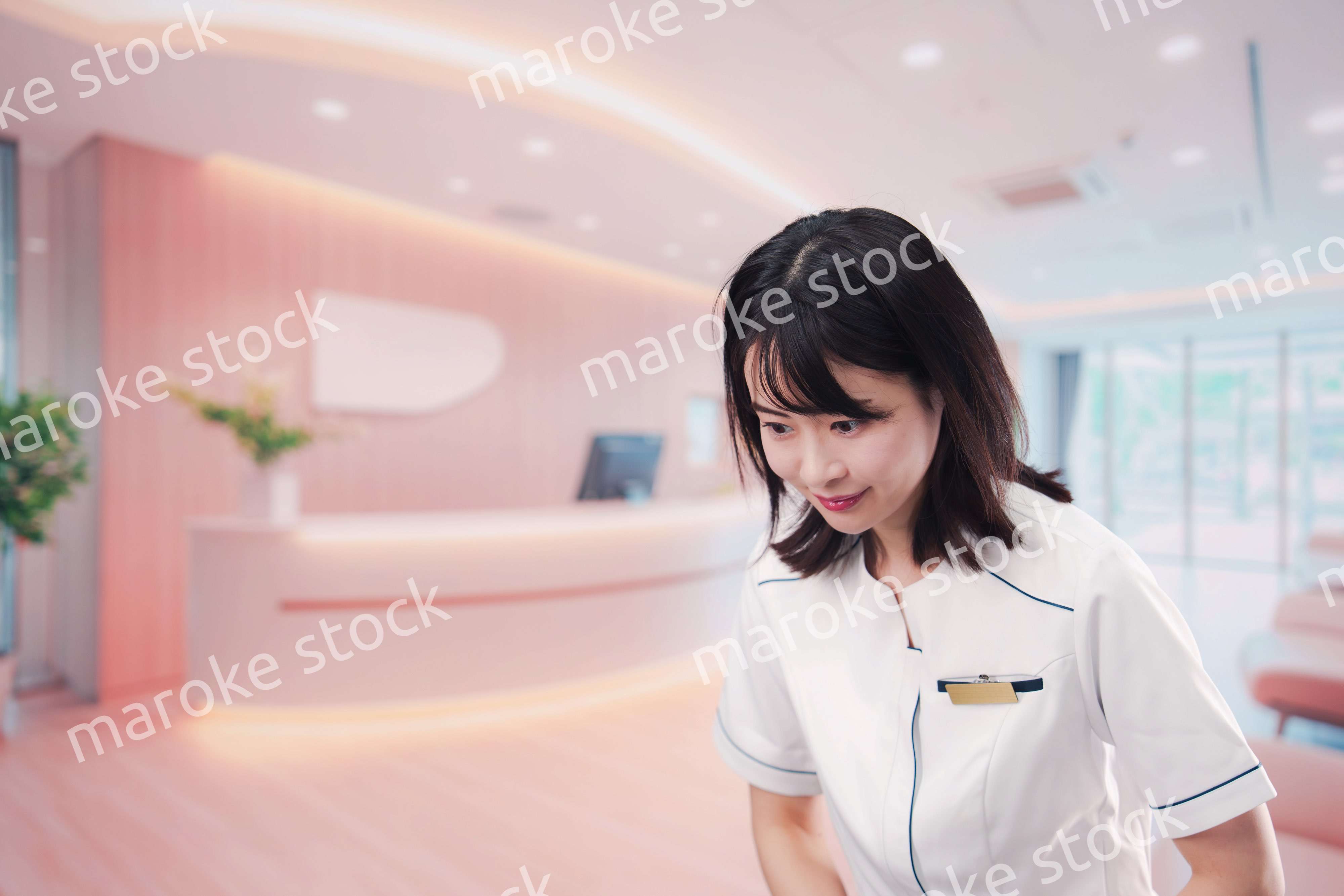 クリニックの受付で働く若い女性