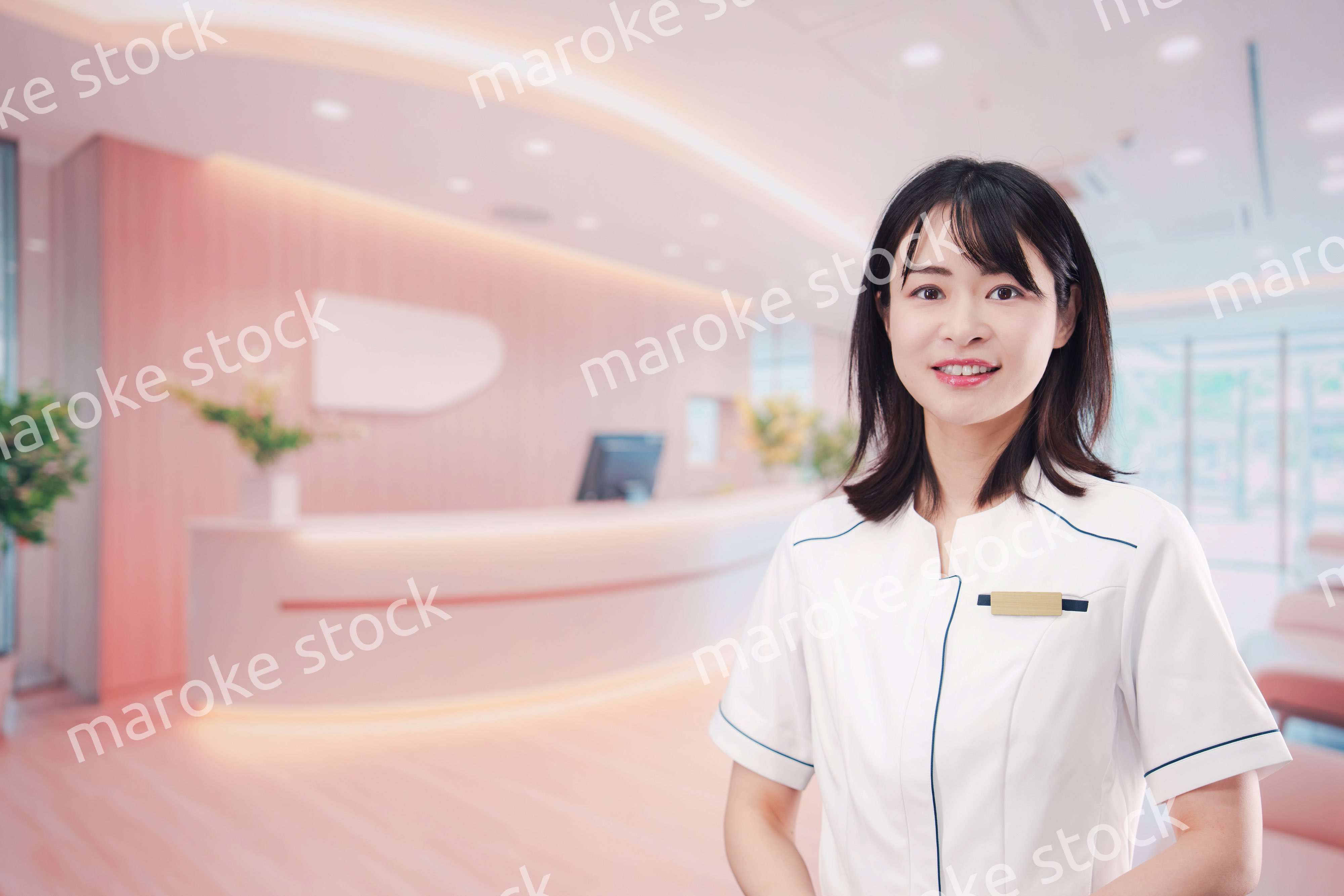 クリニックの受付で働く若い女性