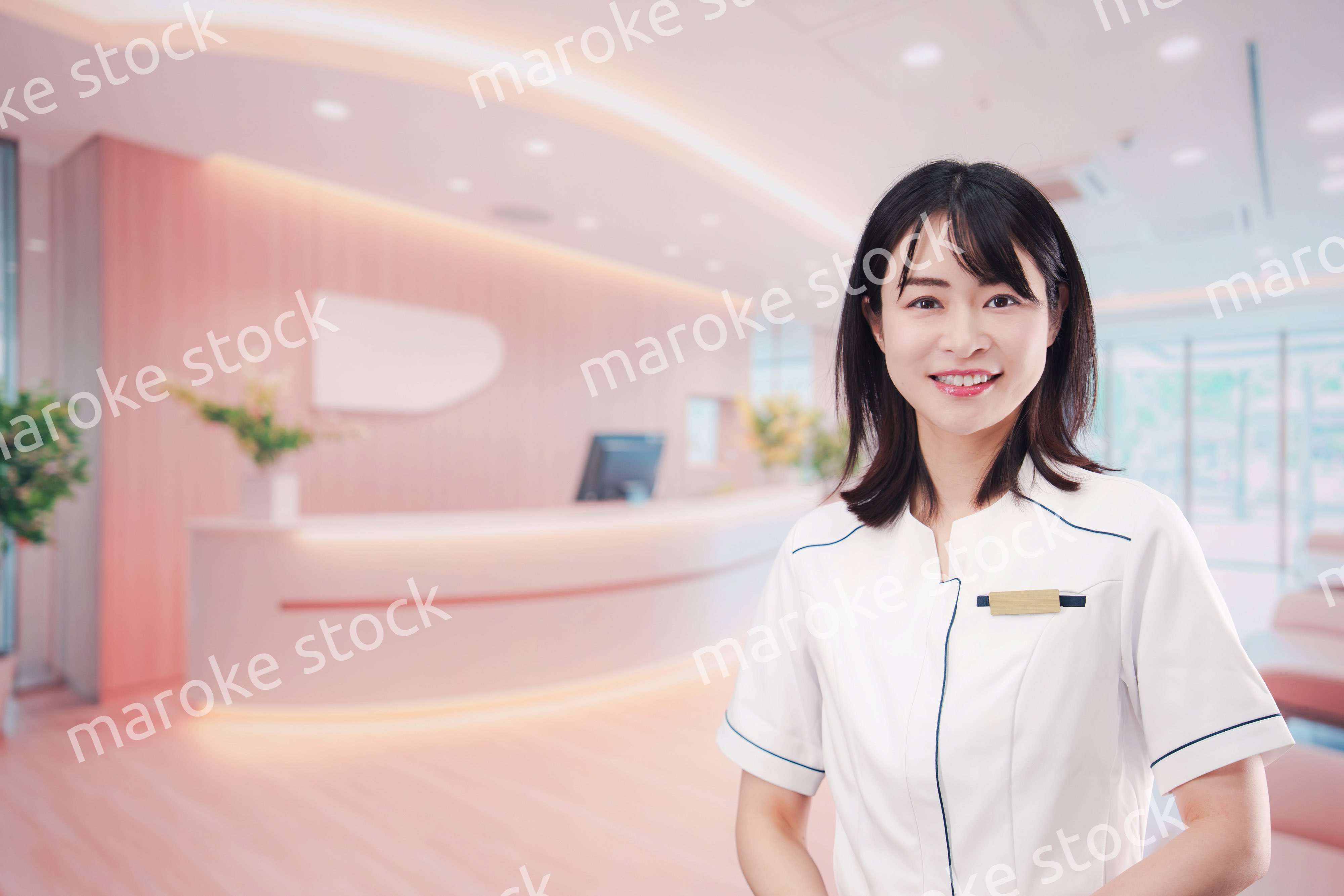 クリニックの受付で働く若い女性