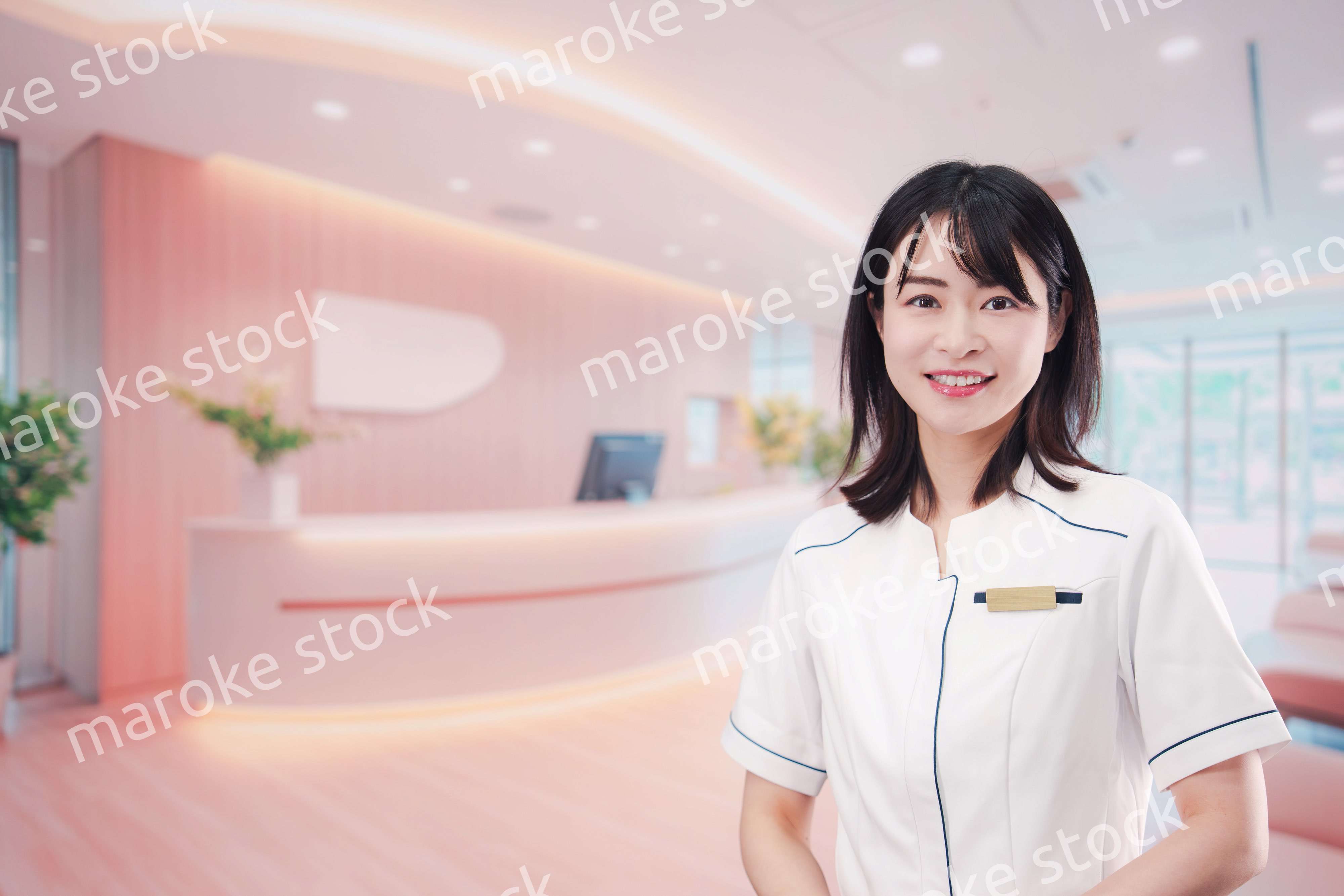 クリニックの受付で働く若い女性