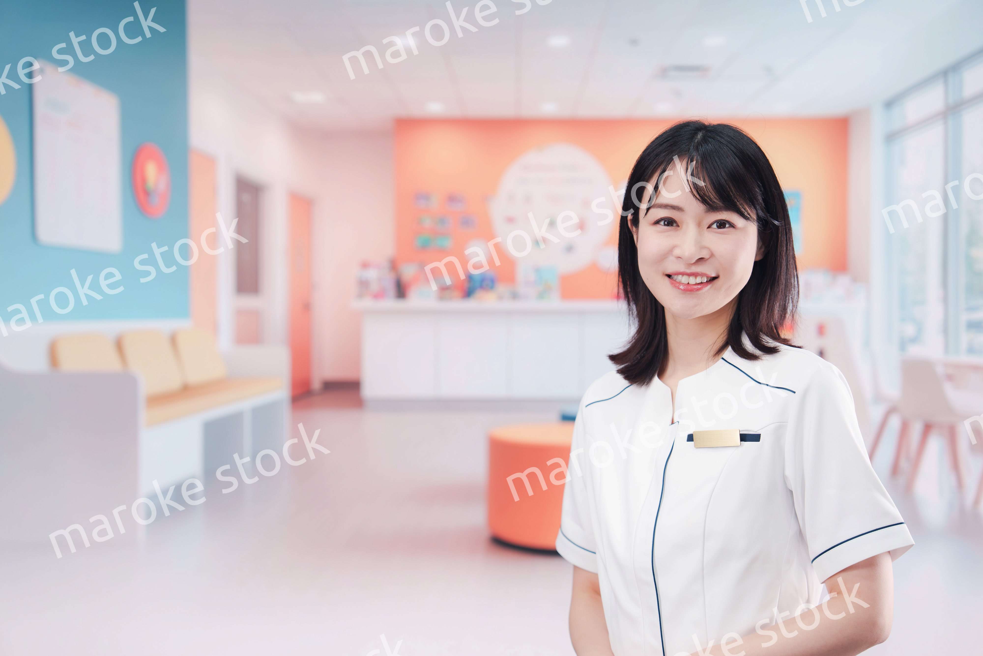 小児科のクリニックで働く若い女性