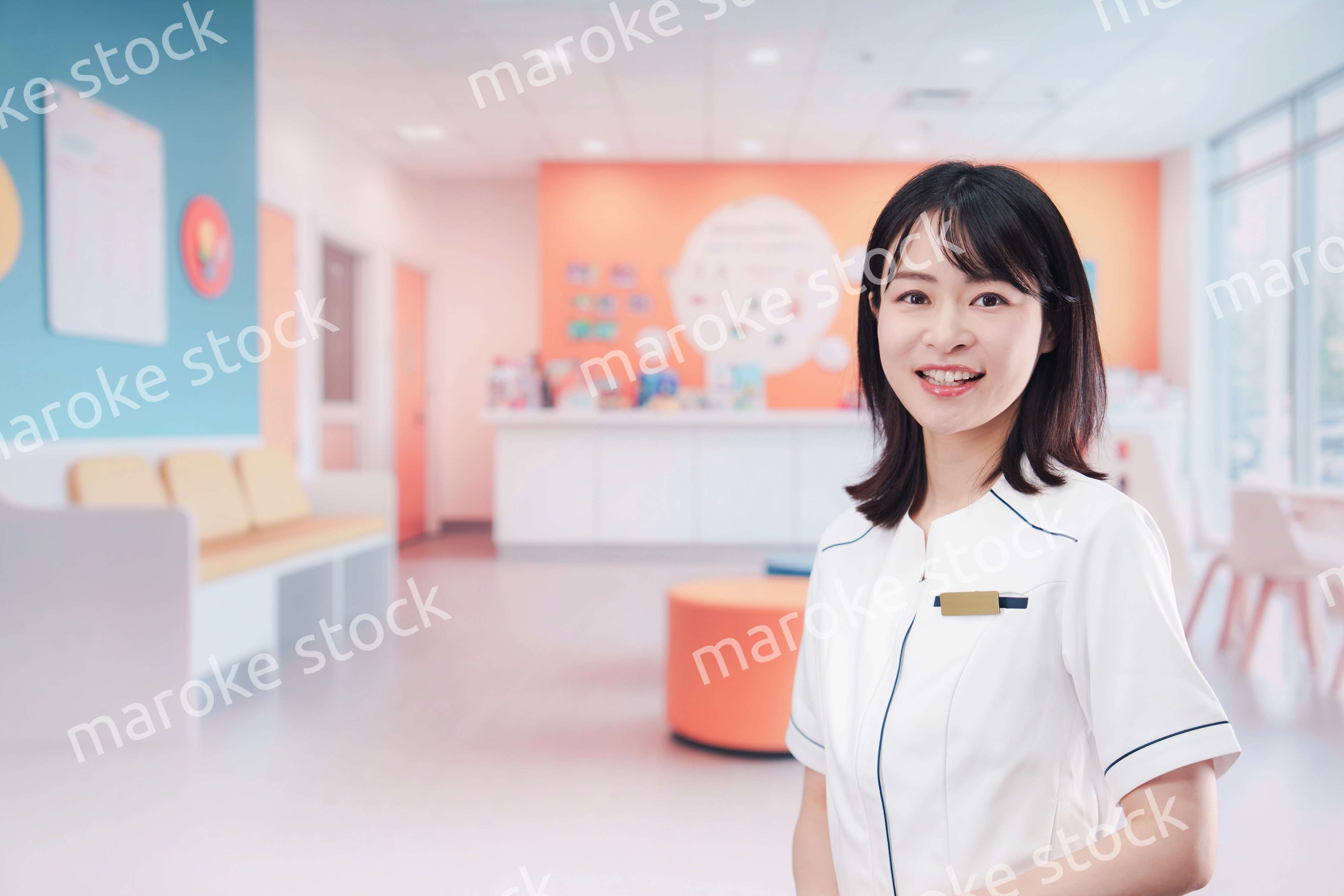 小児科のクリニックで働く若い女性