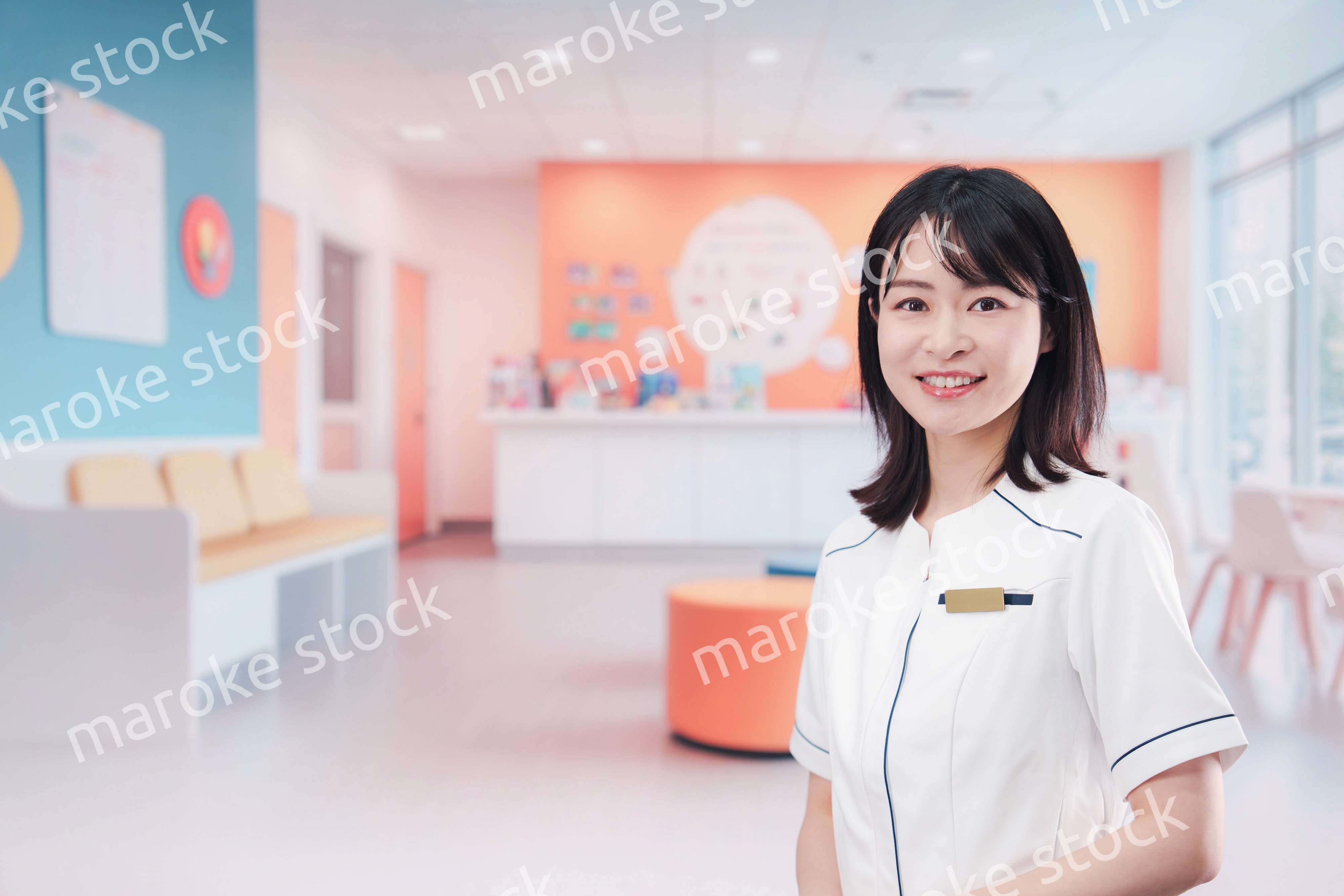 小児科のクリニックで働く若い女性