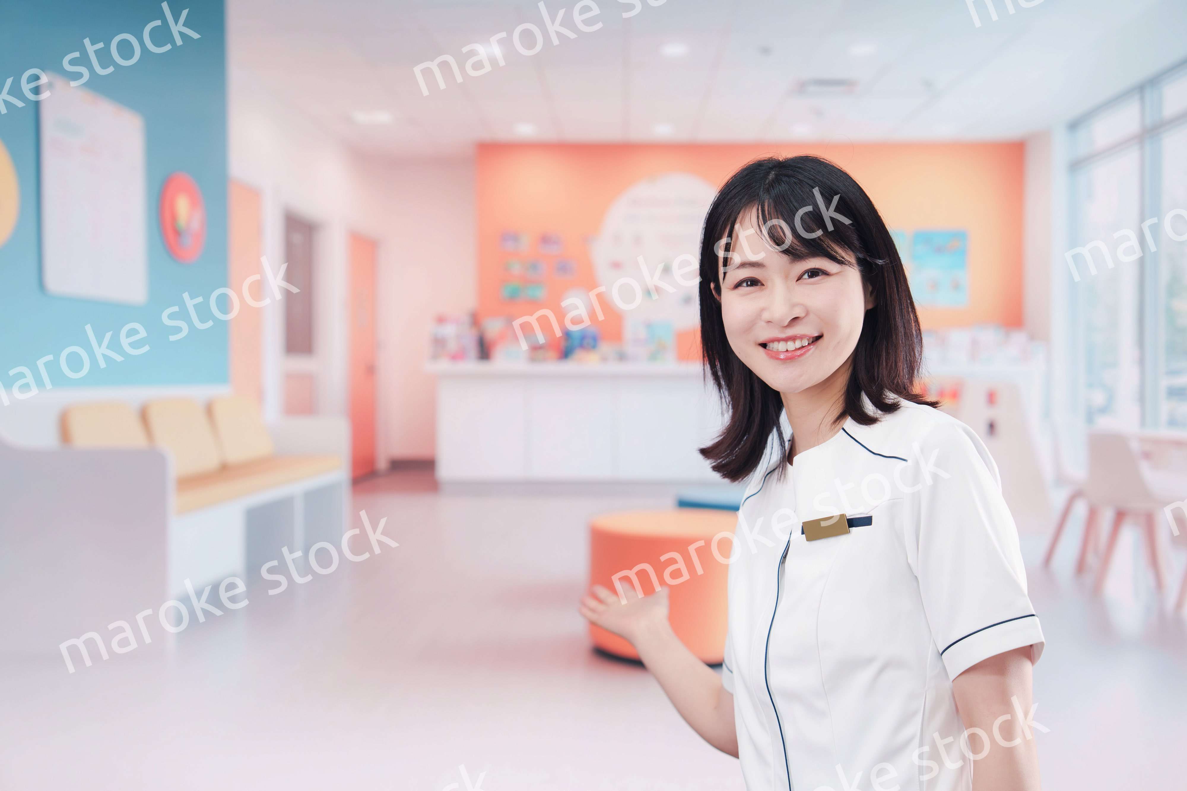 小児科のクリニックで働く若い女性