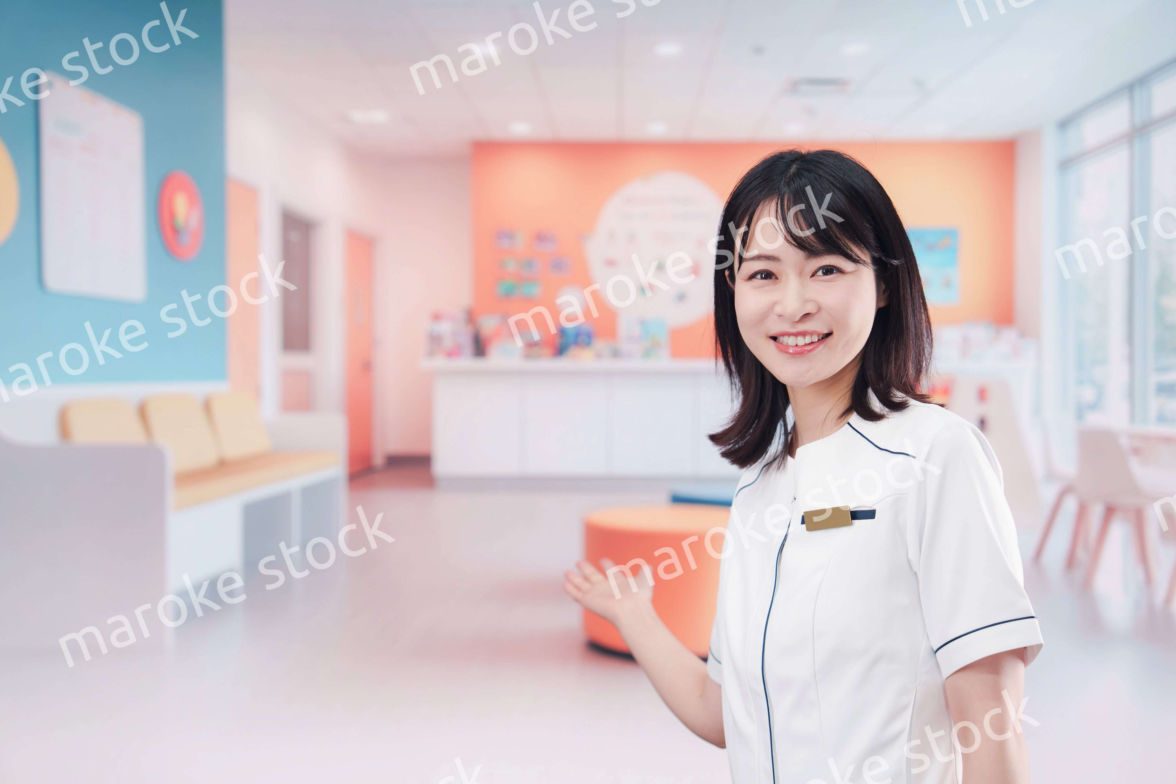 小児科のクリニックで働く若い女性